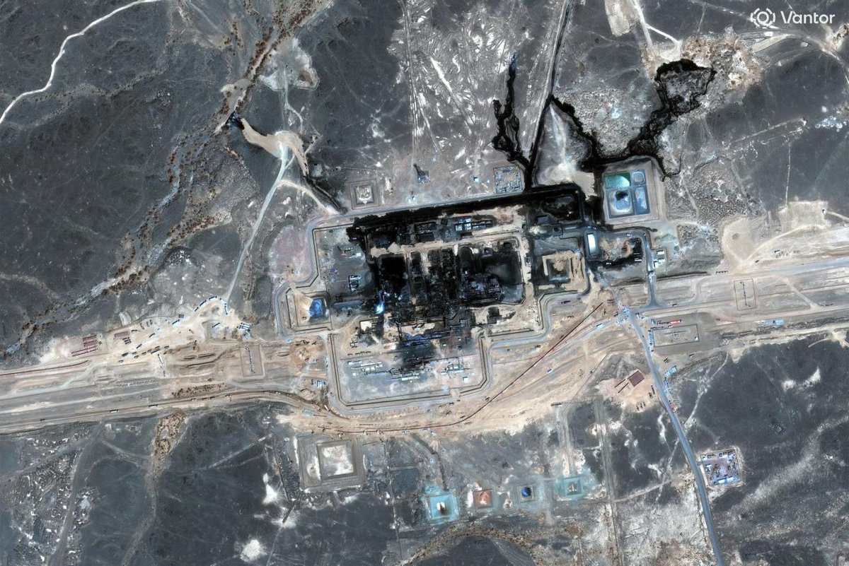 erfanyar's tweet photo. Heavy damage to a Saudi pumping station following a drone attack, shutting down the East-West pipeline that carries around 4 million barrels of oil a day to the Red Sea and putting exports equivalent to roughly 4% of global supply at risk
Satellite PICS https://t.co/5uBlM9leiP