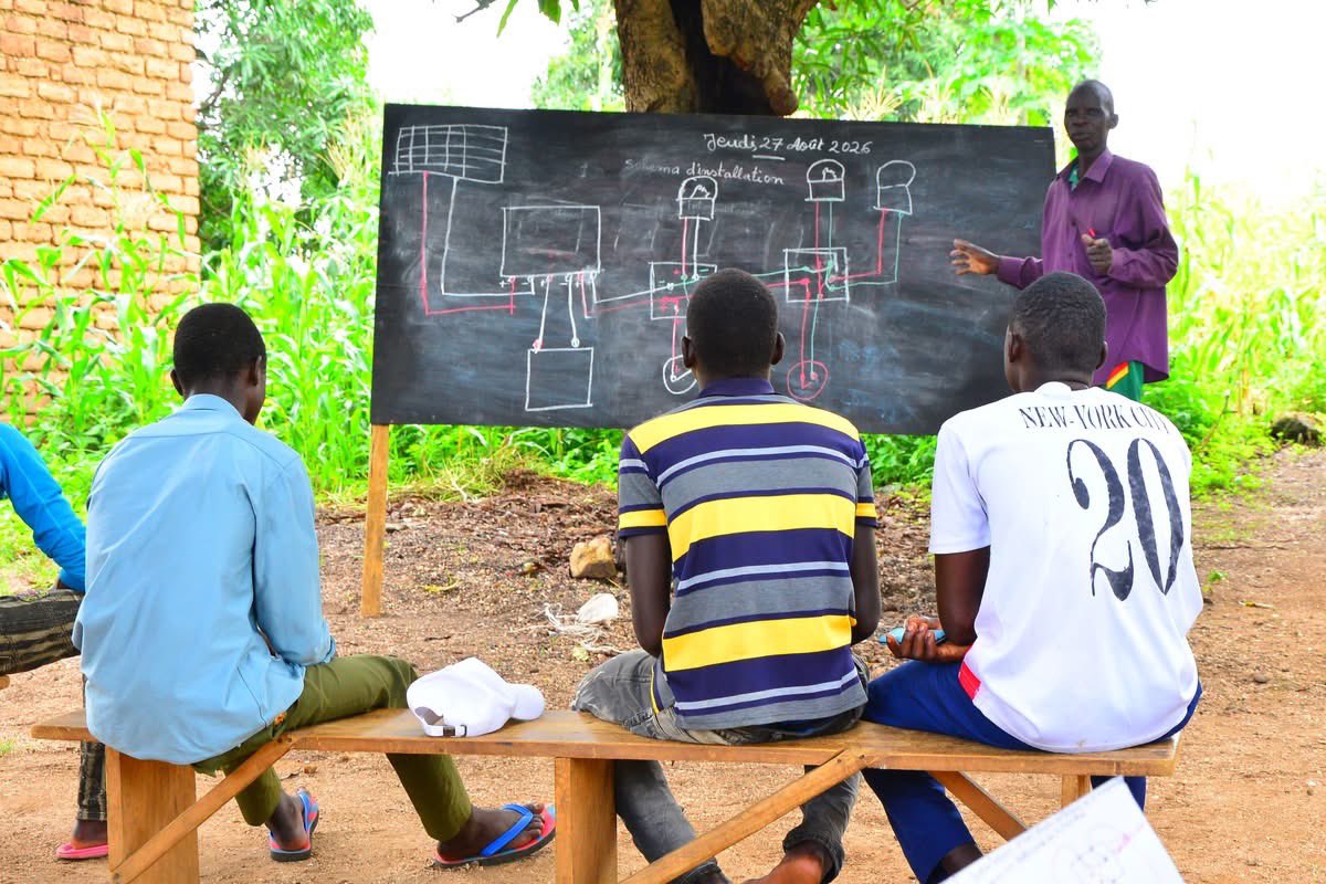 CZinAbuja's tweet photo. 🧵 4/4
The project is supported by @czechaid 🇨🇿 and consulted with Czech organisation Save-Elephants🐘. Its founder Arthur F. Sniegon has just returned from a monitoring mission in Chad, bringing valuable field feedback. 👣
#Chad #DevelopmentCooperation #Czechia #SaveElephants https://t.co/fURgk8yY3n
