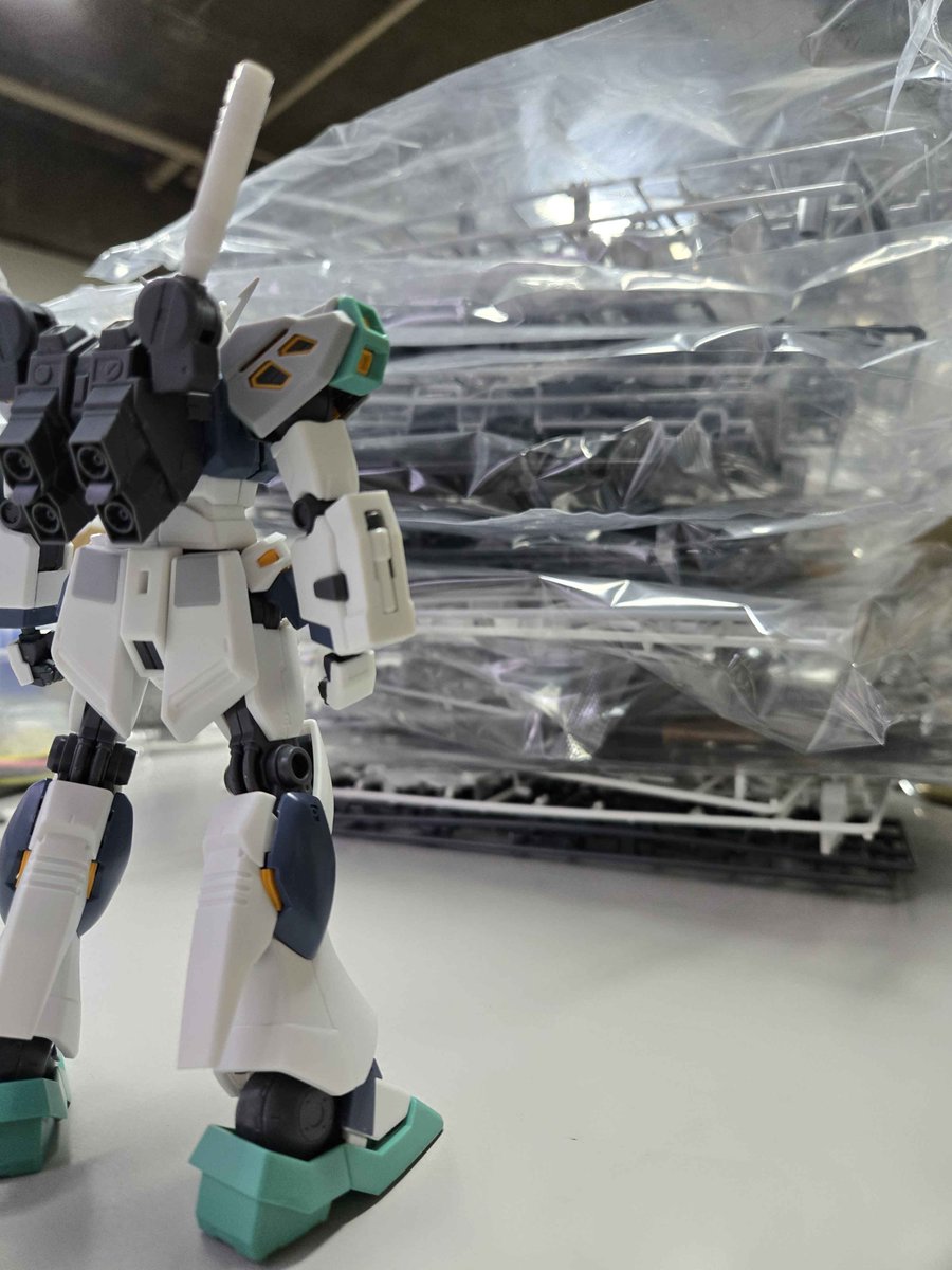 tutmokei2016's tweet photo. 量産型νガンダム仮組み終わりました！

そしてそれよりも高いアリュゼウスのランナー達 https://t.co/fq3HStBU8w