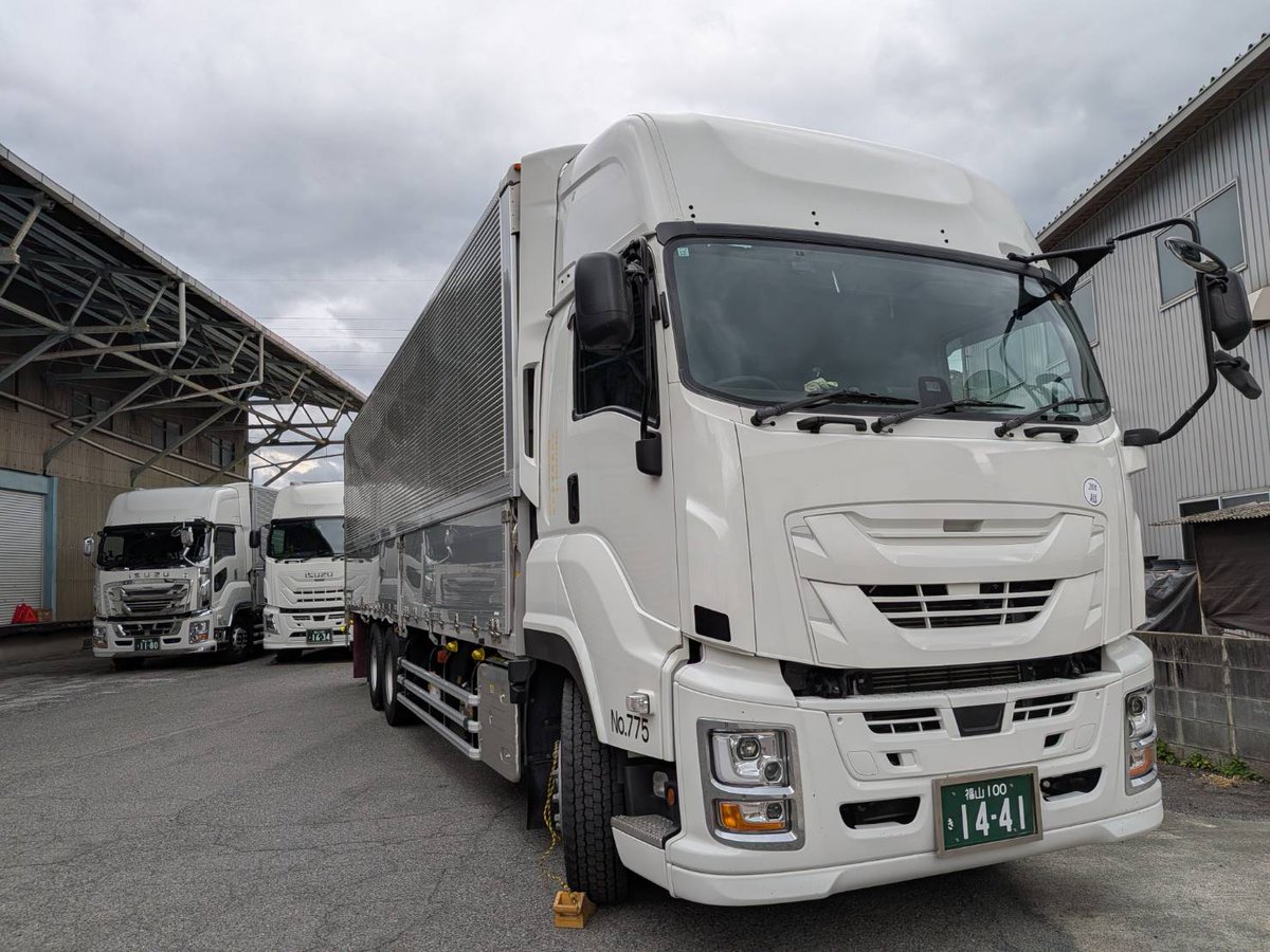 kawamoto_driver's tweet photo. 今日も一日お疲れ様でした！
曇り空の夕暮れ時は、自分が思っている以上に周り��ら自車が見えにくくなります👀
「まだ明るいかな？」と思うタイミングでの早めのライト点灯が、事故防止につながります💡
お仕事帰りやお出かけ先から移動される皆さま、焦らず安全運転でお帰りください🍀
#府中市 #運送 https://t.co/Srhdz2DAt3