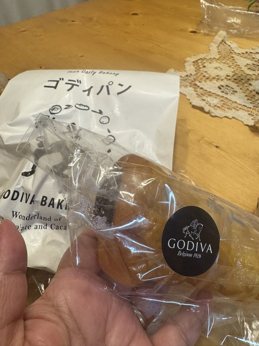 sakura125i's tweet photo. ゴディパン並んで買ってみた😁
めっちゃチョコ🍫←表現合っているのか？（笑）
#ゴディパン https://t.co/ISFmXFN19t