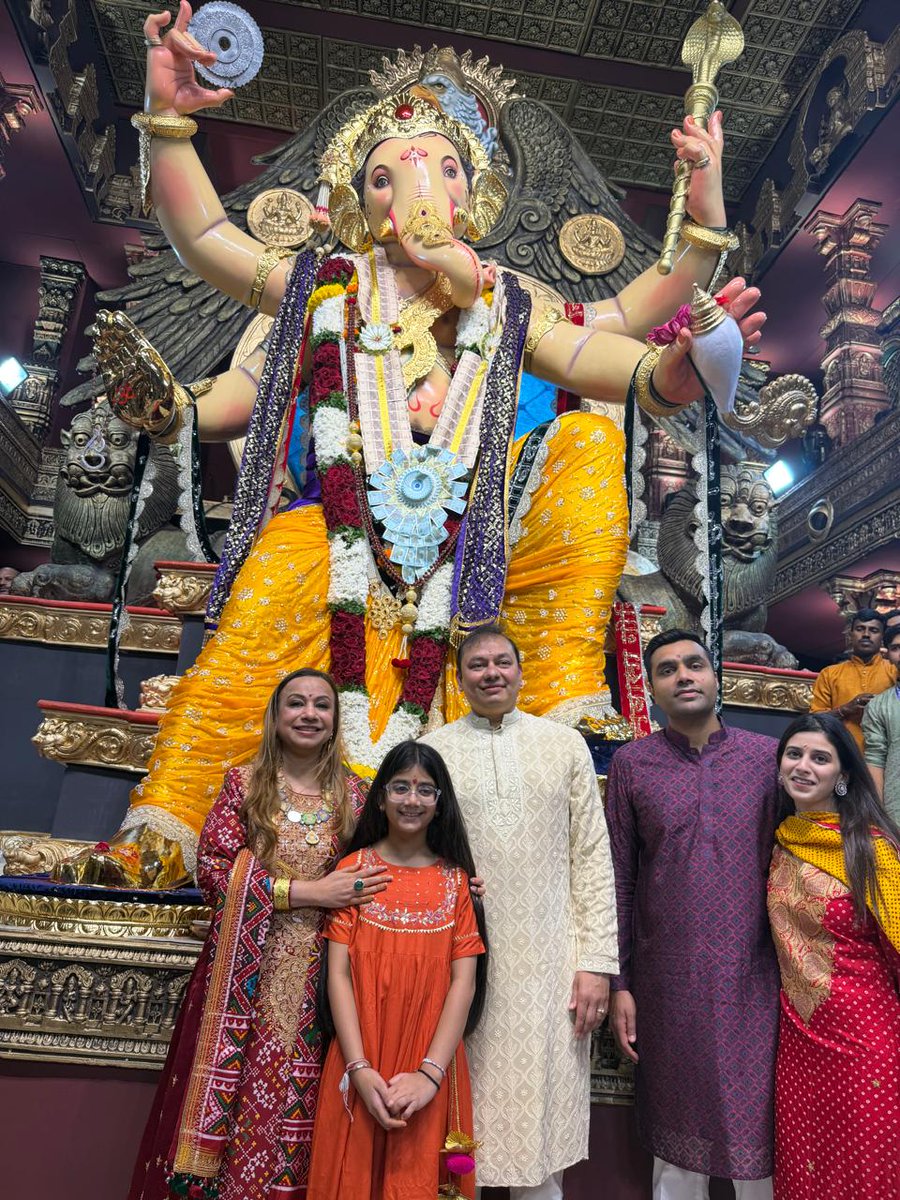 PranavAdani's tweet photo. We are honoured to partner with Chinchpokli Cha Chintamani, one of India's most inspiring spiritual legacies that is now in its 107th year. Blessed to be here with my family and offer prayers on the sacred occasion of #GaneshChaturthi 🙏🏻 May Vighnaharta Lord Ganesha bless us with the wisdom, strength and grace to serve with humility. गणपति बाप्पा मोरया!