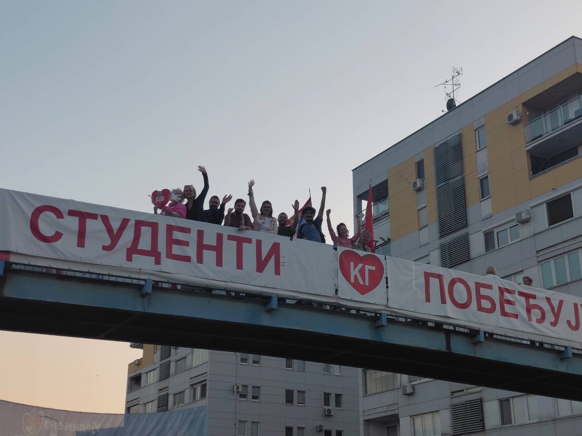 markovujacicbg's tweet photo. Ogromna većina u ZLF donela je odluku da podrži Studentsku listu, naši aktivisti, članovi i glasači širom Srbije sa velikim entuzijazmom to su hteli, uključuju se u studentsku kampanju, kontrolu izbora, kol centre, posmatračku misiju. 

To je ono što je politički važno, tu su srce, energija i fokus ZLF i ogromne većine naših ljudi: uz Studentsku listu i borbu da konačno oborimo ovaj režim.

Trazio sam da mi šalju i ovo su slike gde su i šta su juče radili naši ljudi. ❤️ puno!

Nema drugih. #StudentiPobeđuju