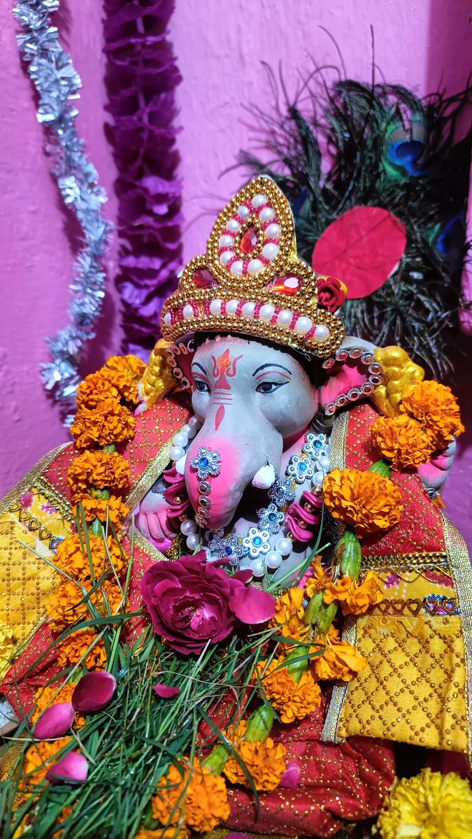 VlogseonAlpha's tweet photo. विघ्नहर्ता आपके सभी कष्टों को दूर करें, और आपके जीवन को मोदक सा मीठा बना दें। आप सभी को गणेश चतुर्थी की हार्दिक शुभकामनाएं! 🌺🙏✨

#GanpatiBappaMorya #GaneshChaturthi https://t.co/sCzyBQxAEI