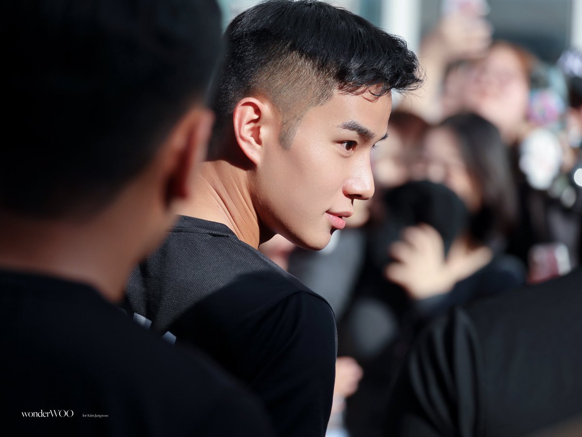 takoyuuta's tweet photo. the way it’s the most fucked up haircut ever yet he still pulls it off and makes it look good like not everybody can do https://t.co/9XN5XXuAa6