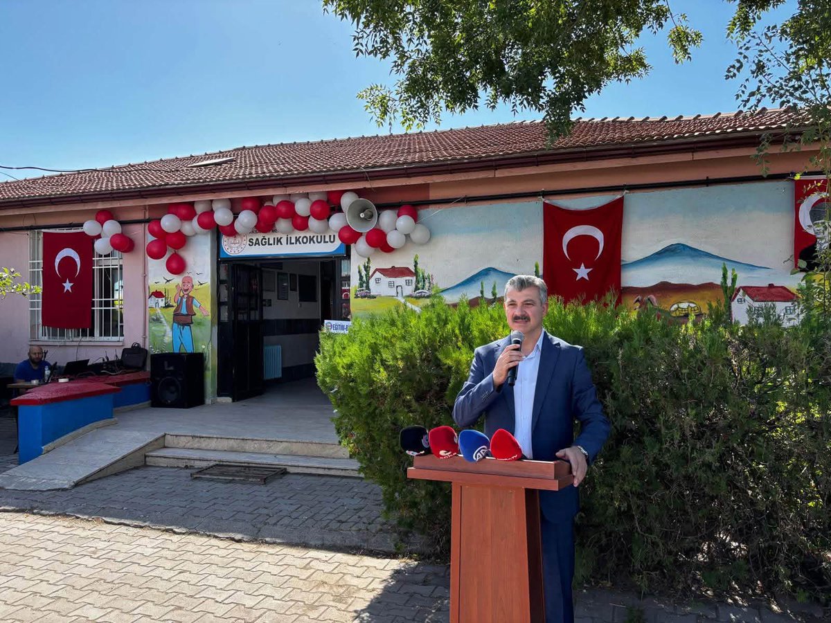 haltinsoy68's tweet photo. Valimiz Murat Duru, İl Başkanımız Hamza Aktürk, Milletvekilimiz Cengiz Aydoğdu, ve İl Protokolümüz ile birlikte 2026 - 2027 yeni eğitim - öğretim yılının başlaması nedeniyle Sağlık İlkokulunda düzenlenen törene katıldık. 

Eğitim Öğretim Yılı’nın tüm öğrencilerimize, kıymetli eğitimcilerimize, değerli velilerimize ve eğitim camiamızın tüm mensuplarına hayırlı olmasını temenni ediyorum.
