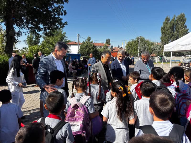 haltinsoy68's tweet photo. Valimiz Murat Duru, İl Başkanımız Hamza Aktürk, Milletvekilimiz Cengiz Aydoğdu, ve İl Protokolümüz ile birlikte 2026 - 2027 yeni eğitim - öğretim yılının başlaması nedeniyle Sağlık İlkokulunda düzenlenen törene katıldık. 

Eğitim Öğretim Yılı’nın tüm öğrencilerimize, kıymetli eğitimcilerimize, değerli velilerimize ve eğitim camiamızın tüm mensuplarına hayırlı olmasını temenni ediyorum.