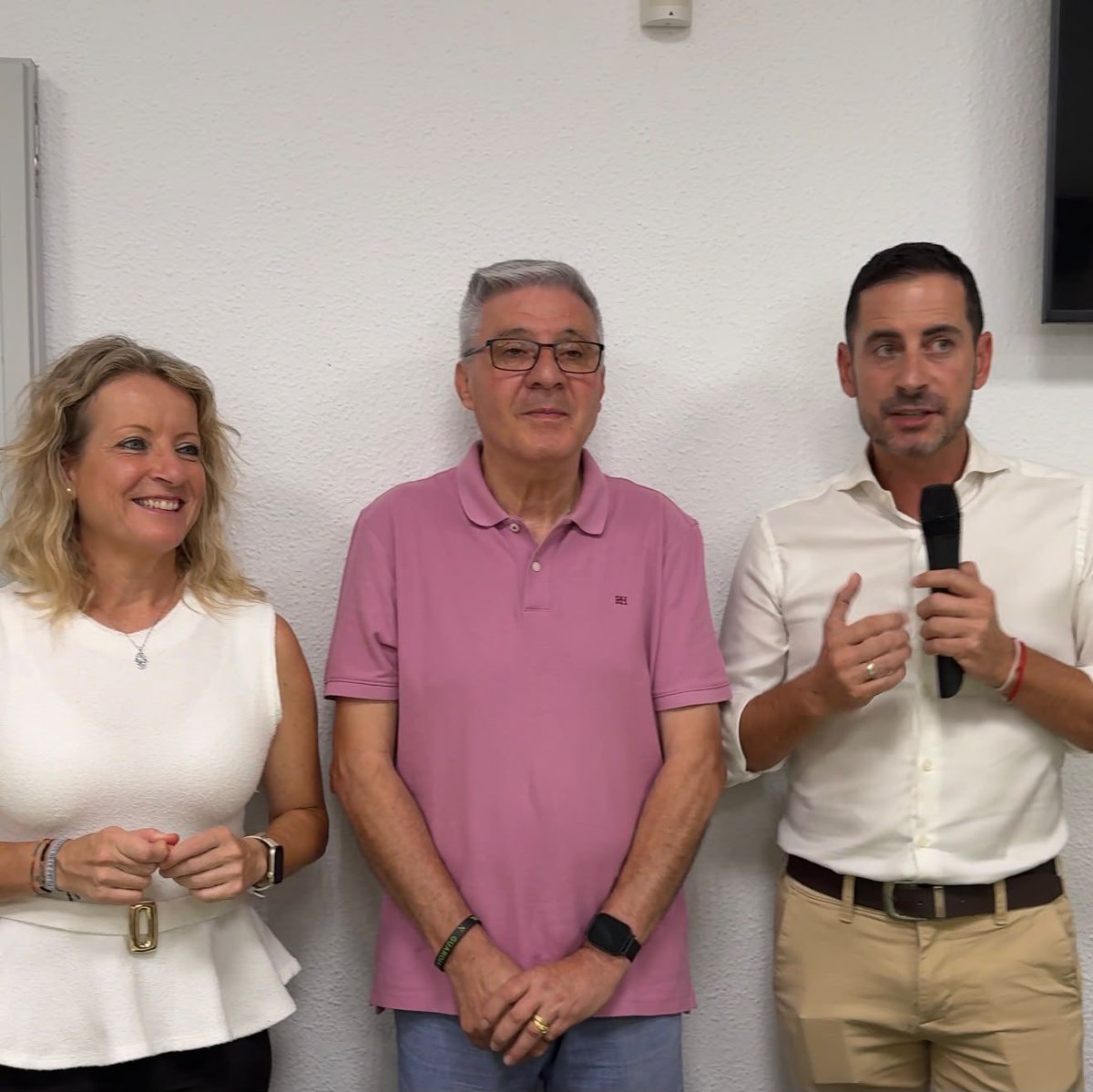 CarlosFBielsa's tweet photo. Muy sorprendido con el intento de manipulación que hace la Alcaldesa de Xirivella, Paqui Bartual, del acto público en la Avenida de la Paz de Mislata.

Lo que debe hacer la alcaldesa de Xirivella es hablar y preocuparse de su municipio y no hablar del municipio de al lado. 
Tiene el entorno de la Avenida de la Paz de Xirivella abandonado y con una inseguridad creciente que perjudica a los vecinos de Mislata. 

Y de paso cumplir, de una vez, con todas las promesas que lleva años haciendo a los vecinos y vecinas de la zona. Y colaborar de forma efectiva, no de palabra. Colaboración que actualmente es inexistente. 

Eso mismo es lo que le trasladé públicamente en un vino de honor en la avenida de la paz de Mislata, delante de 300 personas, después de escuchar su intervención. 
Fue, efectivamente, un “zasca político”, un “tortazo dialéctico".
