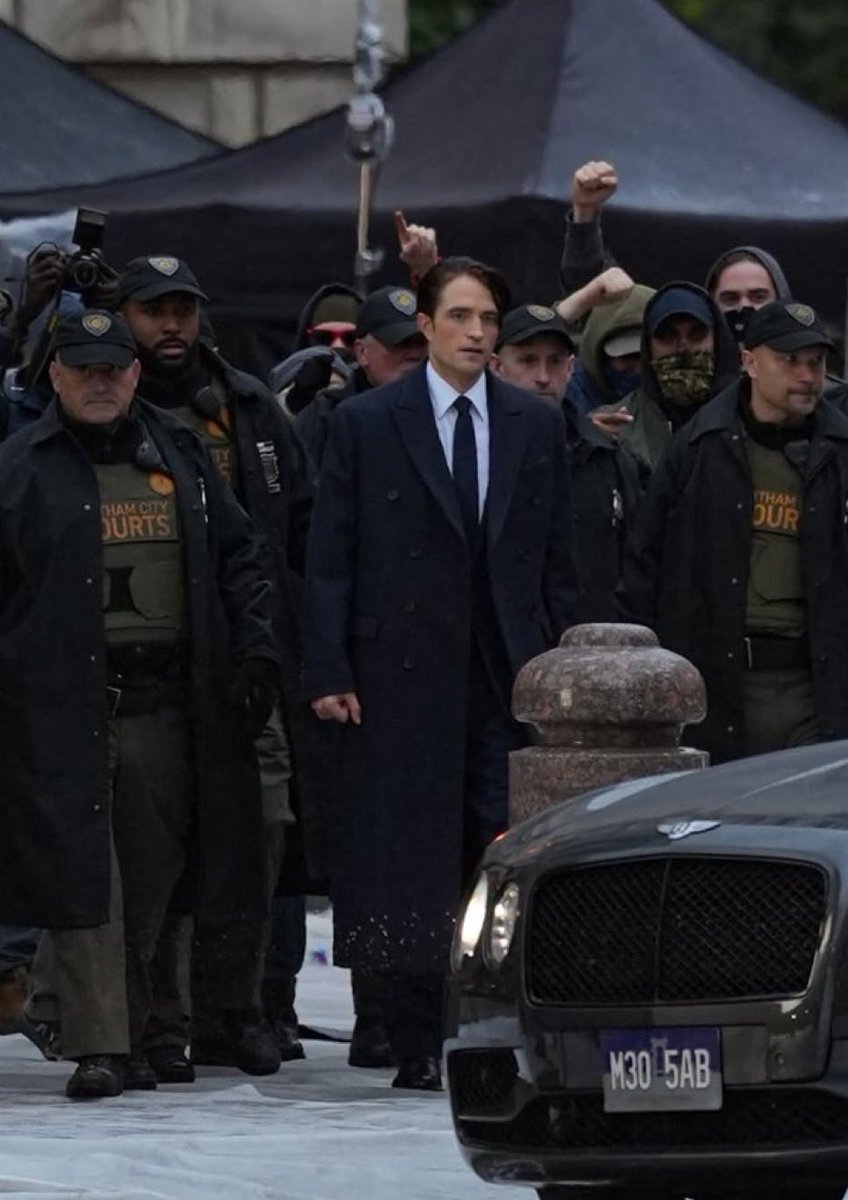 Indie5051's tweet photo. Nuevo vistazo a Robert Pattinson como Bruce Wayne en el set de ‘The Batman 2’ 

📷 ryan.yhhhh https://t.co/4i15oaa5kS
