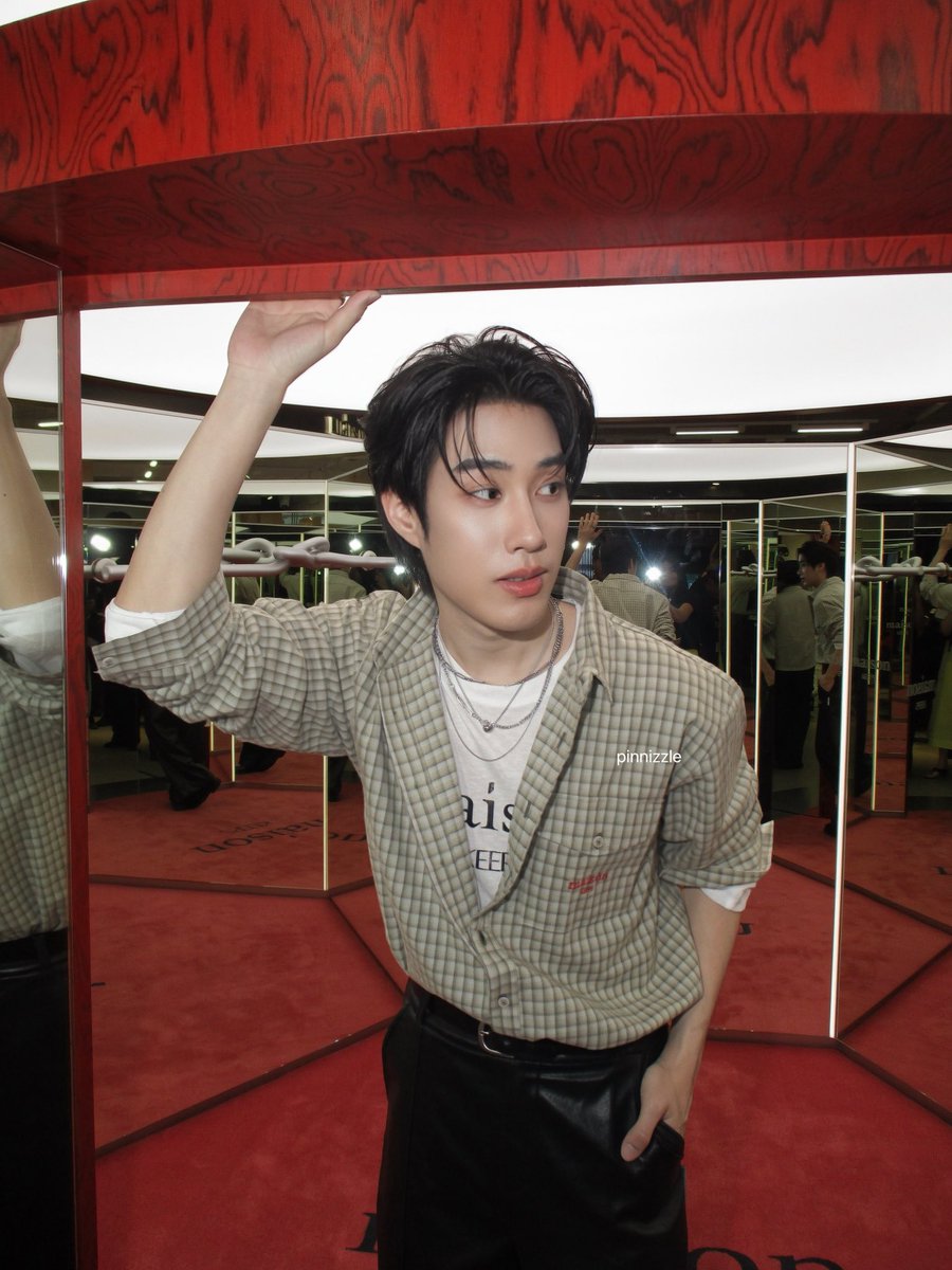 pinnizzle's tweet photo. หล่อจริง กล้องเก็บความหล่อไว้ไม่หมด การันตีจากมือคนถ่ายและสัมเอง มารยาทดี มืออาชีพสุดๆ ไม่แปลกใจเลยทำไมมีคนรักเยอะขนาดนี้ ขอแถมให้อีก 2 ภาพคับ

#TLE_mt #28thMatimunBD 
#HappyTleDay
#TLE_mtm https://t.co/zsqinS8RJo