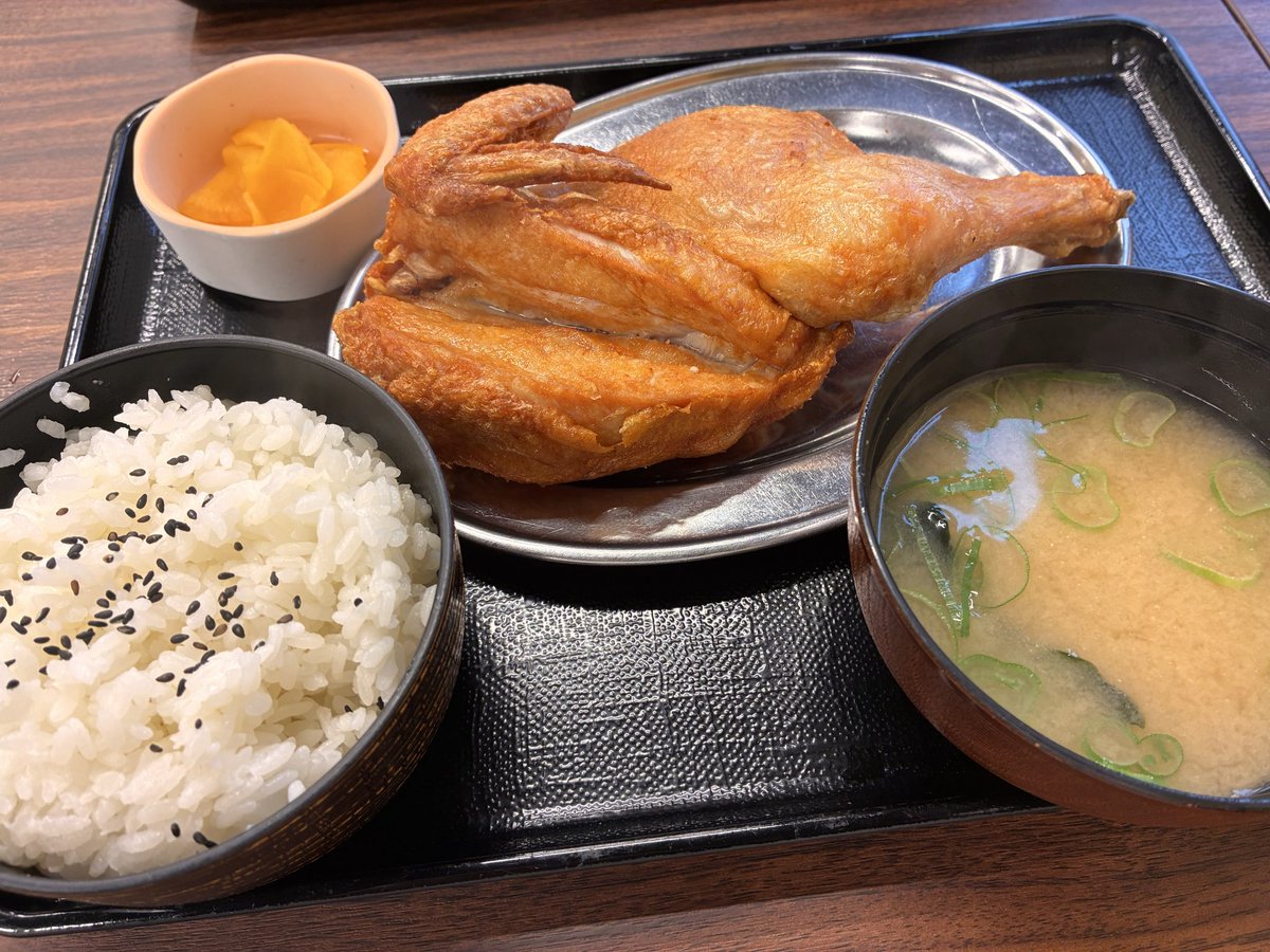 ruka_to_2's tweet photo. 小樽はすごい人で駐車場探すのに疲れたから観光諦めた…
なると屋の半身揚げめっちゃ美味しくて満足した✨ https://t.co/A1Xegd9HQb