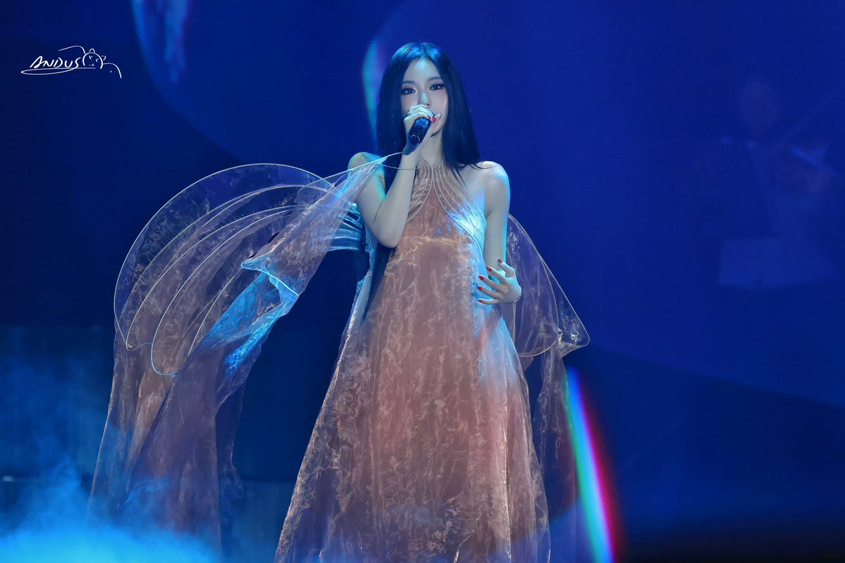 NingNing_Bar's tweet photo. That high note over the strings — it feels like watching her solo concert already.

NINGNING SOLO4 OUT NOW
#ILoveYouButlGottaLetYouGo 
#NINGNING https://t.co/sYxigEeotl