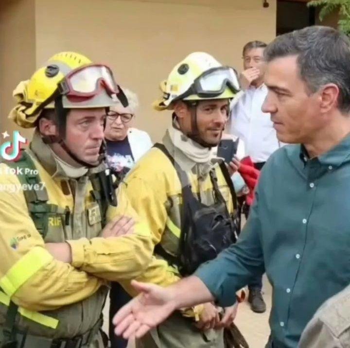 voxsincomplejo's tweet photo. La imagen del honor.

ESTE HOMBRE NO HA PERDIDO SUS  VALORES COMO PERSONA NI SU DIGNIDAD, AL NO DAR LA MANO A QUIEN TRAICIONA A ESPAÑA. https://t.co/3pAxhuuhFF