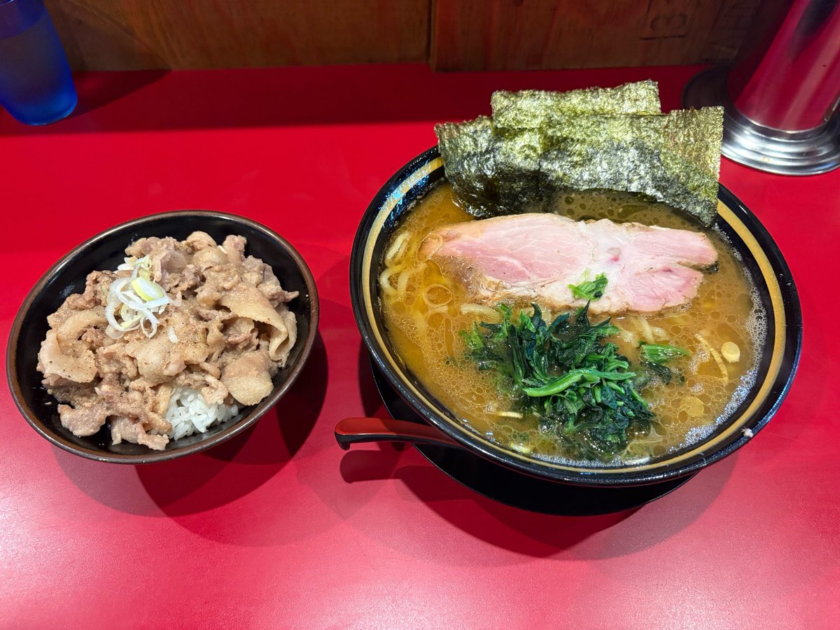 hachi32ily's tweet photo. 遅くなりましたが先週約3ヶ月ぶりの稲葉家さんへ🚗

注文はもちろんラーメンと豚丼‼️

平日に行ったのですがそれでもそこそこ並んでいるお客さん…さすがは人気店💦

味は相変わらずめちゃ美味でした‼️食べることができてよかったー✨

ご馳走さまでした😋

#稲葉家 https://t.co/TB5mn9D08m
