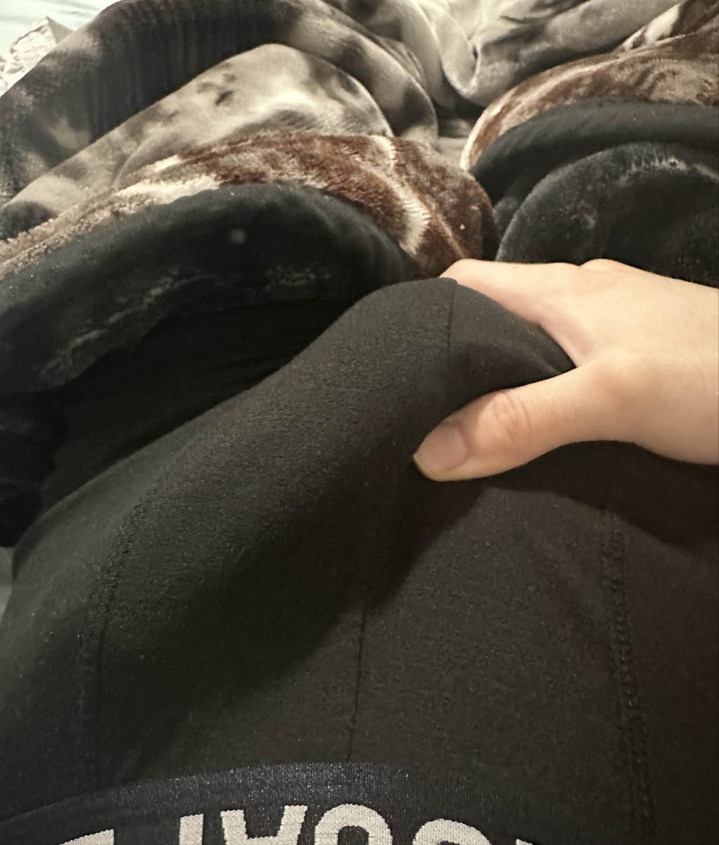 bignthickgoonr's tweet photo. Almost fully hard just as I go to lay down.. this thing is so needy 😔 #nsfwtwt #bulge https://t.co/AIeqTeULis