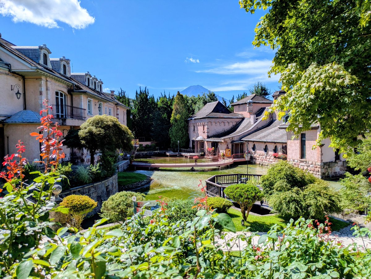 sora_1956's tweet photo. 「河口湖 音楽と森の美術館」
まるでおとぎの国のような庭園、キレイに手入れされている。
富士山も雲の合間から顔を出していた。朝一番の入場で人もほとんどいない…気持ちのいい朝。🤗 https://t.co/uS8je8M918