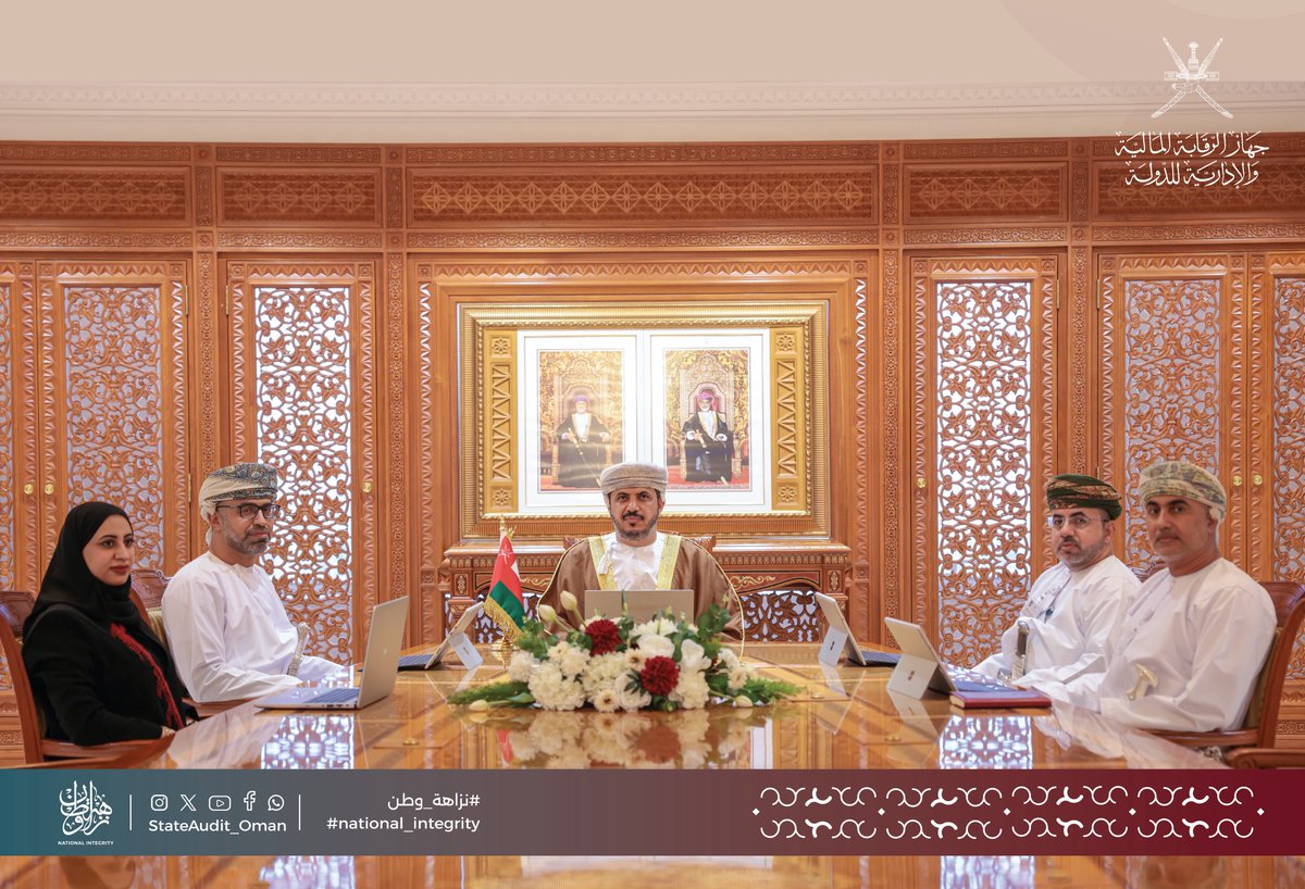 صورة من قاعة الاجتماعات تظهر سعادة زاهر السالمي، نائب رئيس الجهاز للرقابة على الوحدات الحكومية،
وشبيب البوسعيدي، المدير العام للمديرية العامة للنزاهة ومكافحة الفساد، وابراهيم الغافري، مدير مكتب نائب رئيس الجهاز للرقابة على الوحدات الحكومية، وحمود العبري، مدير دائرة التعاون الدولي، و أمل المرشودي، مديرة دائرة الاتفاقيات الدولية خلال الاجتماع الـ11 للجنة الوكلاء المعنية بمكافحة الفساد بدول مجلس التعاون لدول الخليج العربية عبر الاتصال المرئي.
وفي الزاوية العلوية اليمنى شعار جهاز الرقابة المالية والإدارية للدولة. يمتد في أسفل التصميم شريط الهوية البصرية للجهاز متضمناً شعار نزاهة، ومعرفات التواصل الاجتماعي (StateAudit_Oman)، والوسم الرسمي "#نزاهة_وطن" باللغتين العربية والإنجليزية