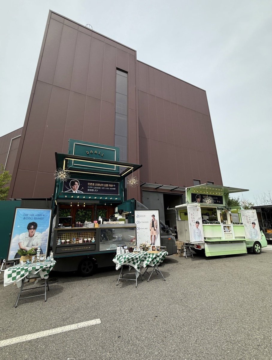 angelansel_'s tweet photo. [late post]
<liar> coffee truck ☕️🤍

the support site we visited this time ✨ 
🎬 <liar> 🎬 drama filming set 
❤️ actor yoo yeonseok ❤️

even while we were still setting up, actor yoo yeonseok came out in person! he greeted us first, saying, “please ake good care of us today,” before leaving, which made us so grateful 🥰

(2) “you can hide a lie, but you can’t hide hunger 🍢☕️”

(3) “dr. min junho’s heart-throbbing prescription! ☕️”
