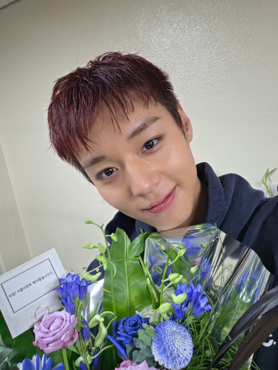 toryhoon05's tweet photo. 꽃다발이랑 지훈이💐

▶️https://t.co/aFpCPy8rkr
▶️https://t.co/SDFdKhF5Cn https://t.co/1beF18HFFQ
