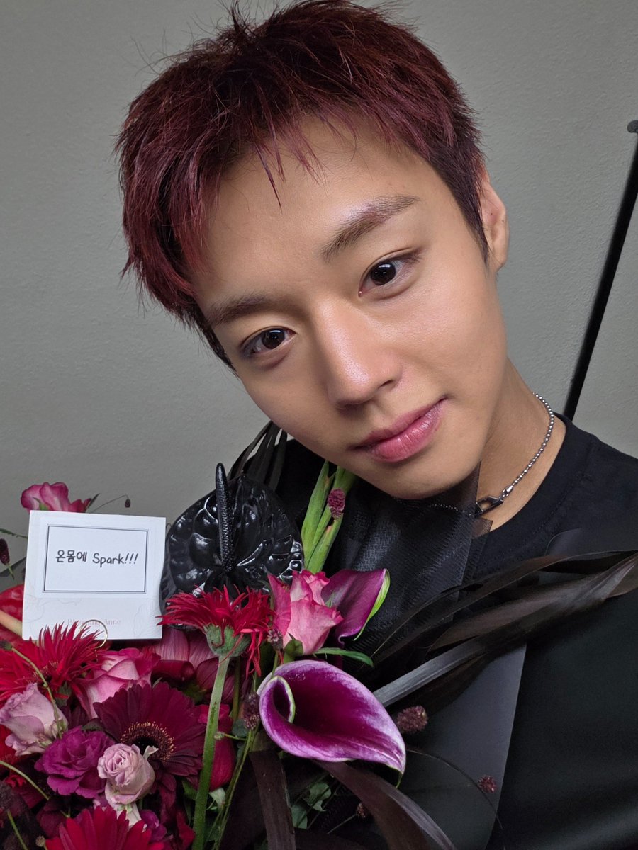toryhoon05's tweet photo. 꽃다발이랑 지훈이💐

▶️https://t.co/aFpCPy8rkr
▶️https://t.co/SDFdKhF5Cn https://t.co/1beF18HFFQ