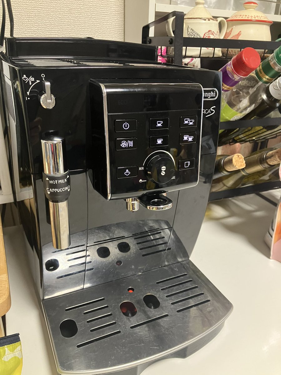 bonomacaroni's tweet photo. 長年愛用しているデロンギのコーヒーマシーンをメンテナンスしました☕️
本体の下から水が染み出すようになったので分解して、パーツを調整🛠️
無事にメンテ完了✅
飲まない日はないのでこれ一安心🫘 https://t.co/PYr5XQ3RiD