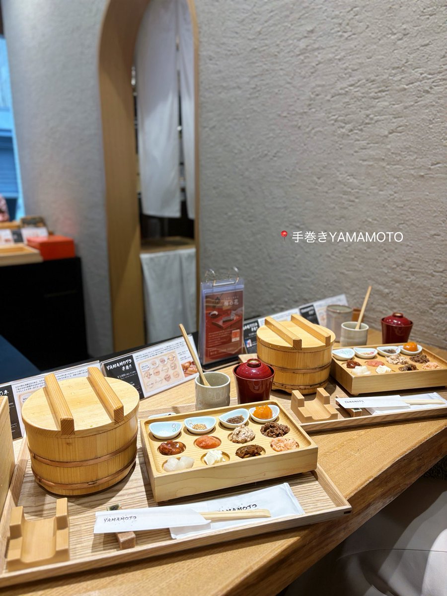 355229_s2's tweet photo. 📍手巻きYAMAMOTO (三越前)
めちゃくちゃ美味しいお米と海苔で手巻き寿司がいただけるお店🍙♡
おかずはおにぎりぼんごのものなので本当にお米にあう😽 平日15時前後はすぐ入れました！ https://t.co/3k6sDxlrPG