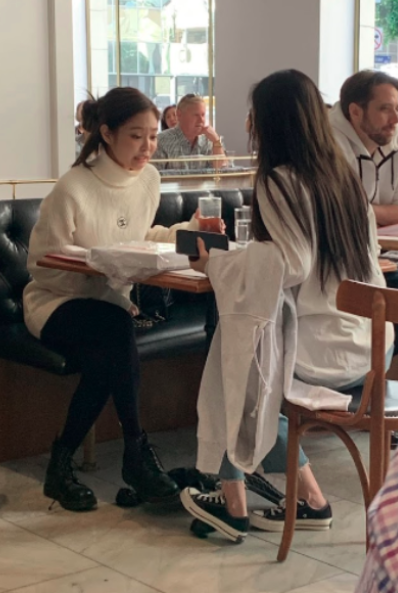 AboutMusicYT's tweet photo. Back in 2019, BLACKPINK’s Jennie and Red Velvet’s Irene went out to eat together and adorably argued over who would pay the bill. https://t.co/Ye5MsxbzKa