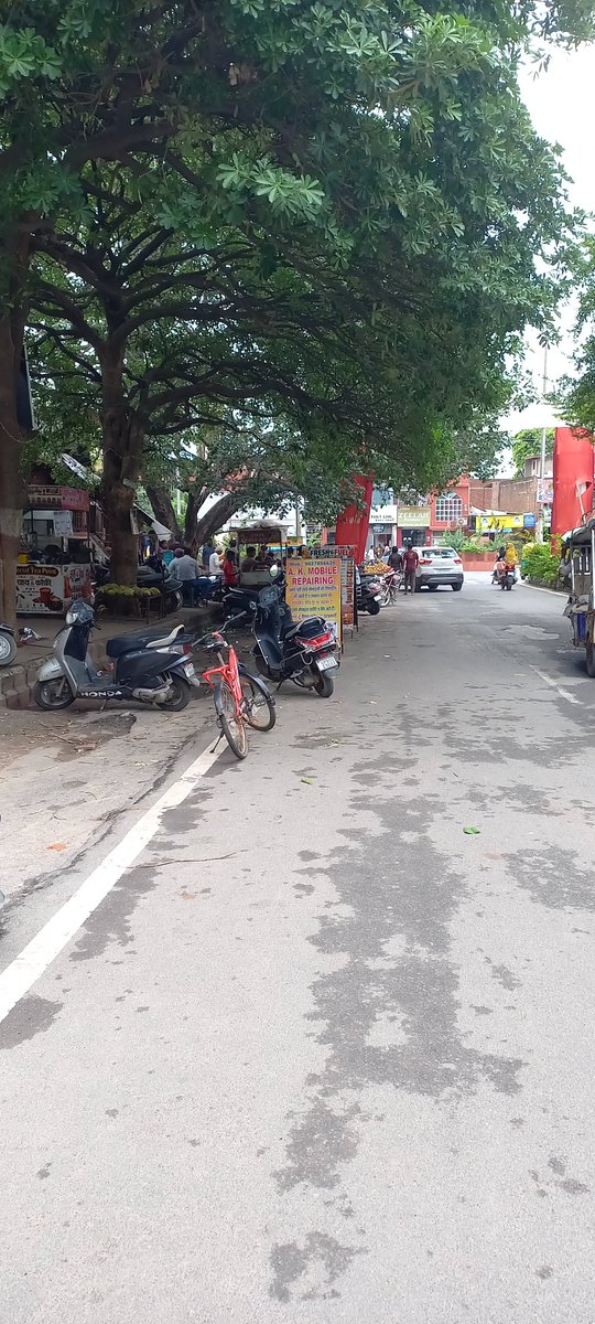 vijaydua46's tweet photo. Arjun Nagar crossing Agra is encroached by many street vendors,hoardings by many shops and parking of vehicles on roads , Arjun nagar crossing is not visible to vehicles coming from kheria mode Agra.
@Agratraffic https://t.co/uYVNj1EIGw