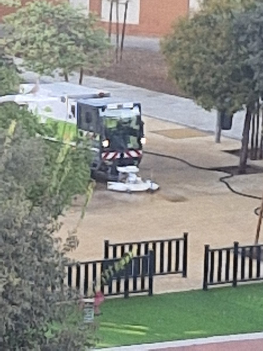 mega_grinch's tweet photo. Pues comprobado, @Ayto_Sevilla se mueve a golpe de post. Hoy @LipasamSevilla a las 08 30 ya estaban intentando maquillar el desaguisado (no lo han conseguido) Han llegado a utilizar agua a presión... poca mejoria.
@eveliarincon  @torreglosam @Dto_Sur 
Vendrán aqui hacerse fotos? https://t.co/NSYRpwv3vp