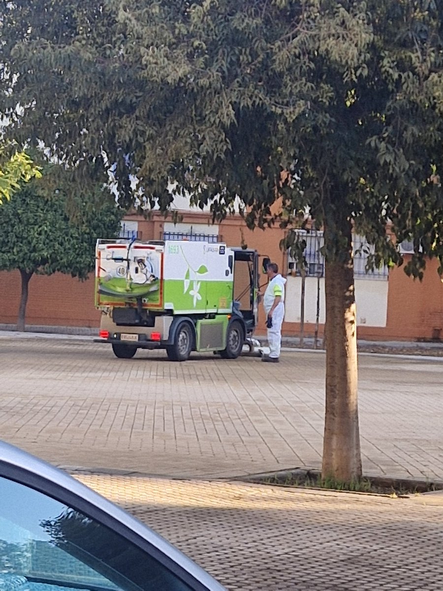 mega_grinch's tweet photo. Pues comprobado, @Ayto_Sevilla se mueve a golpe de post. Hoy @LipasamSevilla a las 08 30 ya estaban intentando maquillar el desaguisado (no lo han conseguido) Han llegado a utilizar agua a presión... poca mejoria.
@eveliarincon  @torreglosam @Dto_Sur 
Vendrán aqui hacerse fotos? https://t.co/NSYRpwv3vp