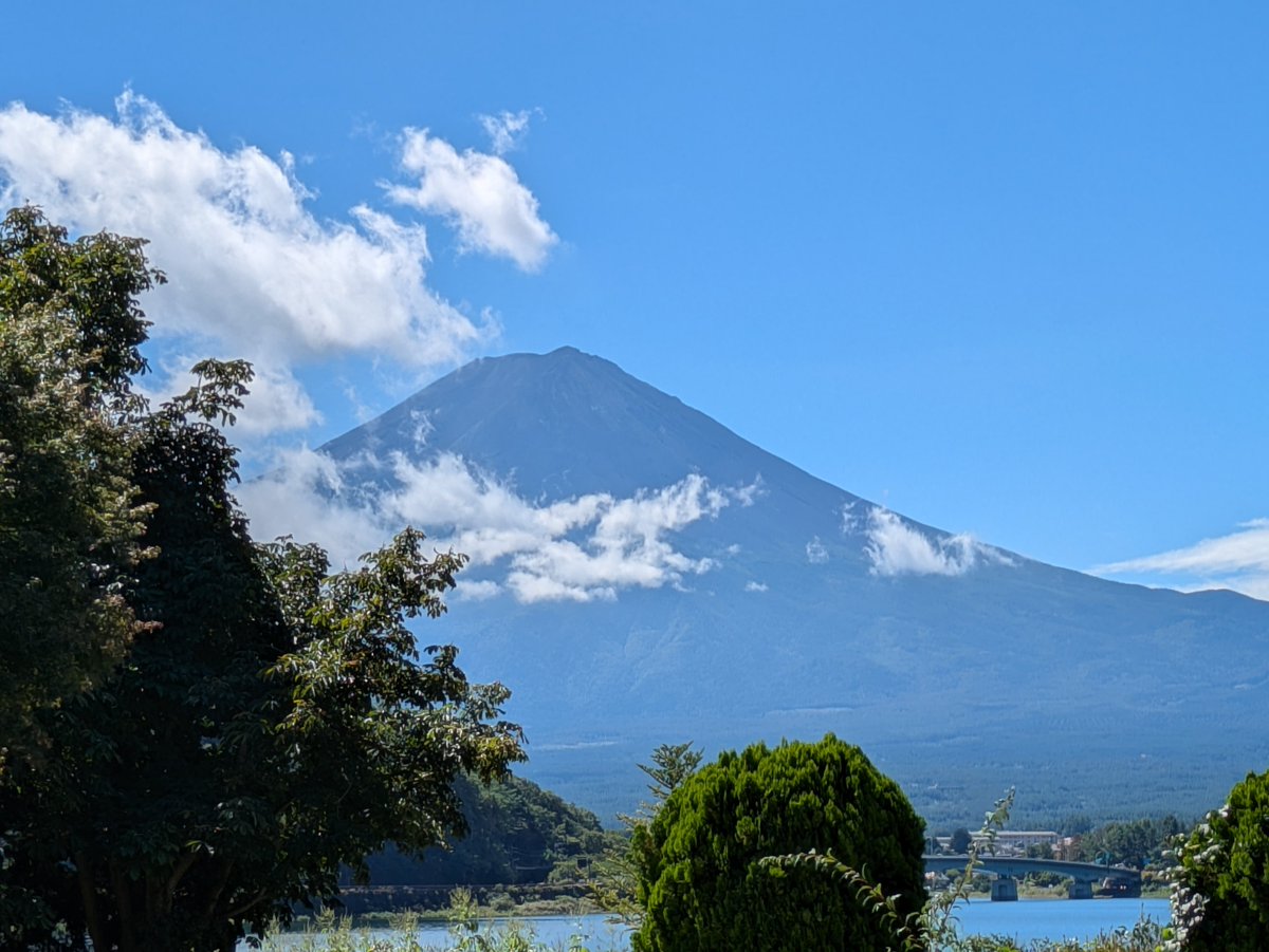 sora_1956's tweet photo. 「河口湖 音楽と森の美術館」
まるでおとぎの国のような庭園、キレイに手入れされている。
富士山も雲の合間から顔を出していた。朝一番の入場で人もほとんどいない…気持ちのいい朝。🤗 https://t.co/uS8je8M918