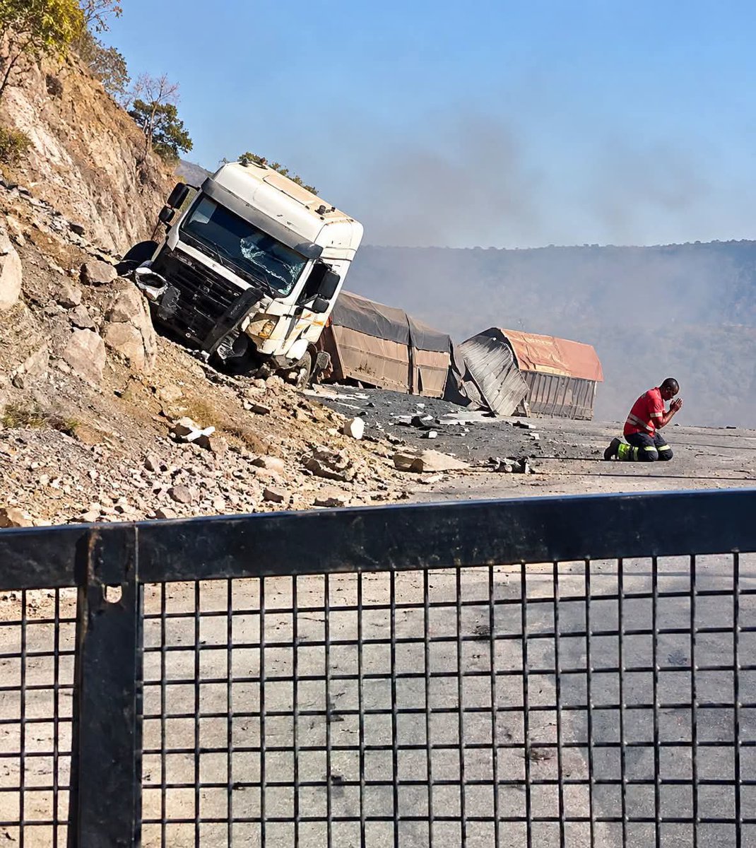 Shikonekeni_'s tweet photo. Seconds after surviving this terrifying accident on the Kapiringozi Escarpment, this Zambian driver reportedly went down on his knees to thank God for another chance at life. 🙏🏾🇿🇲

A moment of gratitude after a very close escape. ❤️ https://t.co/7Ajbb2M8lf