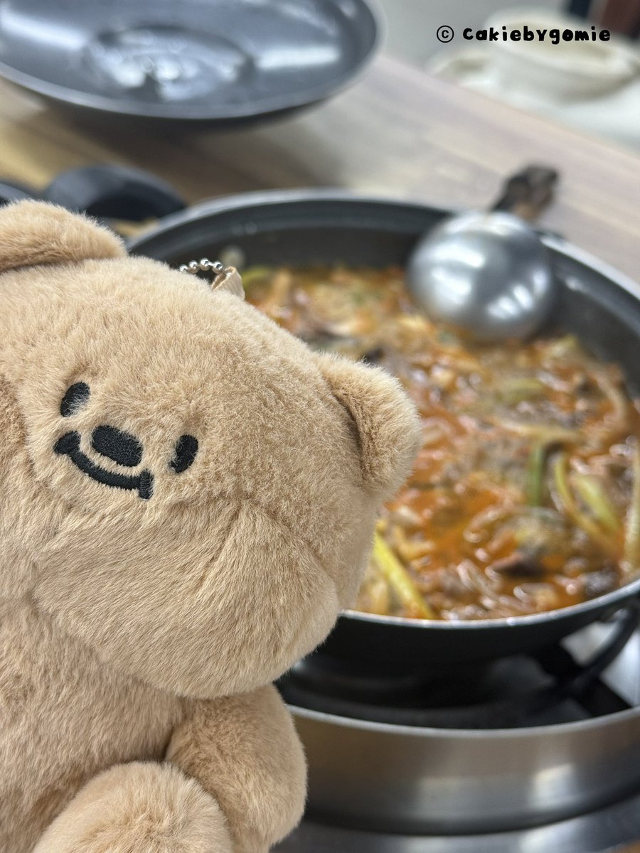 egg6V6's tweet photo. #RT이벤트 #제품제공 

귀여운 빵고미 인형과 보조배터리 조합🤎
얼라인랩에서 가방에 달고 다니기 좋은
귀여운 빵고미 보조배터리가 출시되었어요.ᐟ.ᐟ

https://t.co/H3JuWen1Bf
카카오톡 선물하기 단독 출시 제품입니다🐻 
선물 고민될 때 선물하기 너무 좋다🫶

맨날 보조배터리 들고 다니는 걸 까먹던 저도!!
가방에 달고 다니니까 까먹지 않고 들고다니며
편하게 충전할 수 있었답니다 ꯁ.̮ꯁ 

마침 여행을 다녀왔는데 빵고미와 예절샷도 찍었어요
사진 왕창 찍어 배터리 없을 땐 재빠르게 충전⚡️
귀여움과 ���용성 완전 1석 2조였어요! 

초코칩빵 파우치는 탈부착이 가능. usb선도 같이 들어 있어서 저처럼 하나씩 빠트리고 다니는 사람들에게 안성맞춤…///

저만 쓸 수 없���서 RT이벤트도 준비했습니다!
RT+팔로우 해주신 3분께
얼라인랩 빵고미 보조배터리를 보내드립니다
❥𓂃𓏧당발 : 9/22(화)

#케키바이고미 #빵고미