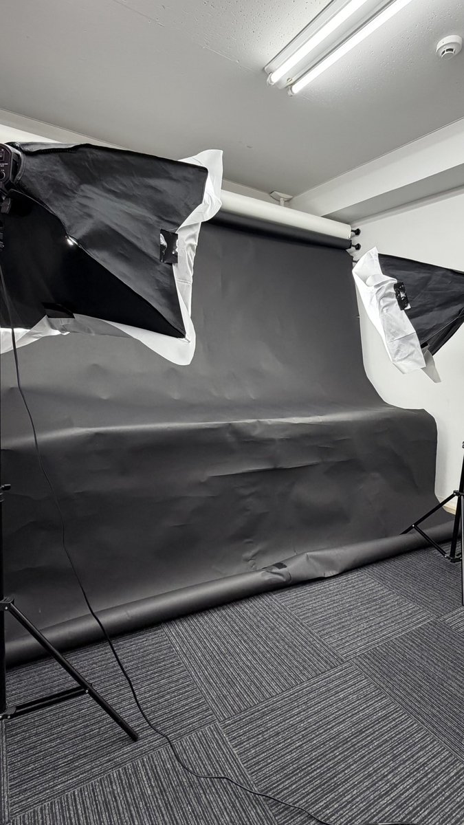minnanoba's tweet photo. 皆さま、完成した作品のお写真って撮りますか？？？

写真って良き場所で良きこだわり写真を撮りたいですよね🤔でも家だと映なくて…🥲
ってそんな貴方に🫵🏻‼️

【みんべー撮影ブースをご紹介】
◎壁を覆うバックスクリーンあり！
◎ライト、レフ板、三脚利用無料！
◎料金は下のURLよりご確認ください！
※土日祝日などイベント利用のためご利用が難しい場合もございます

▶　https://t.co/NBPH0nFhKP

最近新規でご利用頂くお客様も増えてきたため改めてご紹介でした𛰙᭜𖫴𖫰𖫱𖫳𖫲𖫲𖫳𖫴𖫰𖫱꛰ ᭜𖫴𖫰𖫱𖫳𖫲𖫲𖫳𖫴𖫰𖫱꛰ಣ
プラモデル以外の作品撮影も大歓迎です✨
ご質問などはお気軽にお問い合わせください︎︎ᕷ
#撮影ブース #横浜