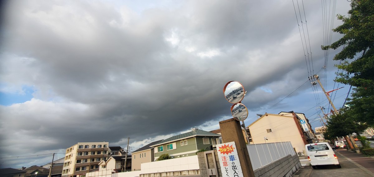 serondesu's tweet photo. 絶対雨降るやろ
の雲 https://t.co/FNtWRtQkGC