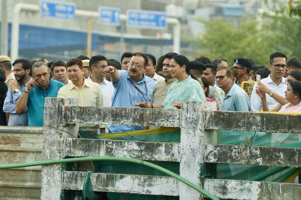 CMODelhi's tweet photo. Chief Minister Smt. Rekha Gupta inspected the ongoing cleaning, beautification and lighting works near Prembari Bridge on the Munak Canal, along with the construction of a grand Chhath Ghat. Officials were directed to complete all works on time and with due attention to quality.

The Munak Canal is being prepared ahead of Chhath Mahaparv so that devotees can offer Arghya in a clean, peaceful and dignified setting. A stretch that had long remained neglected is now being restored with better civic facilities while

#ViksitDelhi