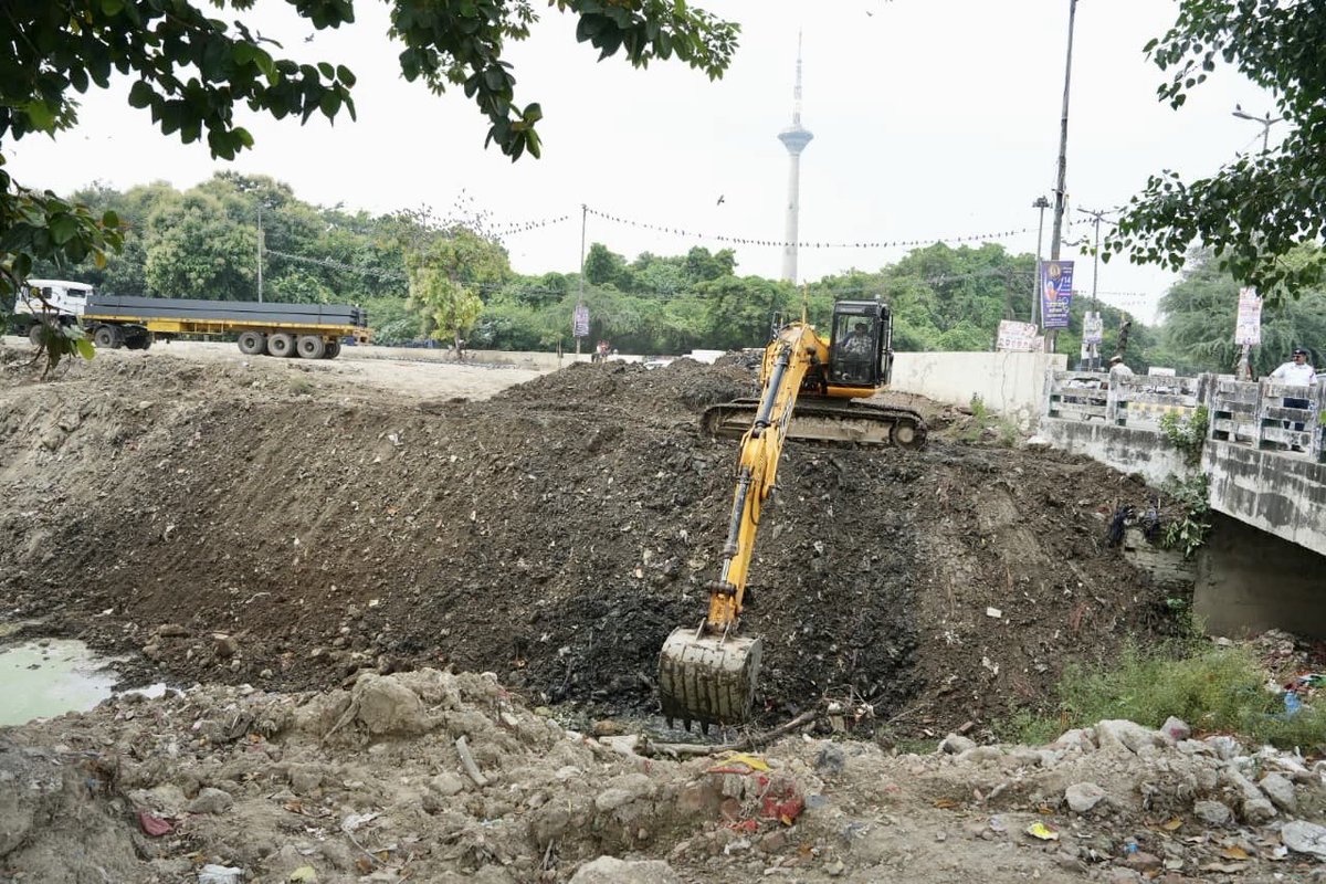 CMODelhi's tweet photo. Chief Minister Smt. Rekha Gupta inspected the ongoing cleaning, beautification and lighting works near Prembari Bridge on the Munak Canal, along with the construction of a grand Chhath Ghat. Officials were directed to complete all works on time and with due attention to quality.

The Munak Canal is being prepared ahead of Chhath Mahaparv so that devotees can offer Arghya in a clean, peaceful and dignified setting. A stretch that had long remained neglected is now being restored with better civic facilities while

#ViksitDelhi