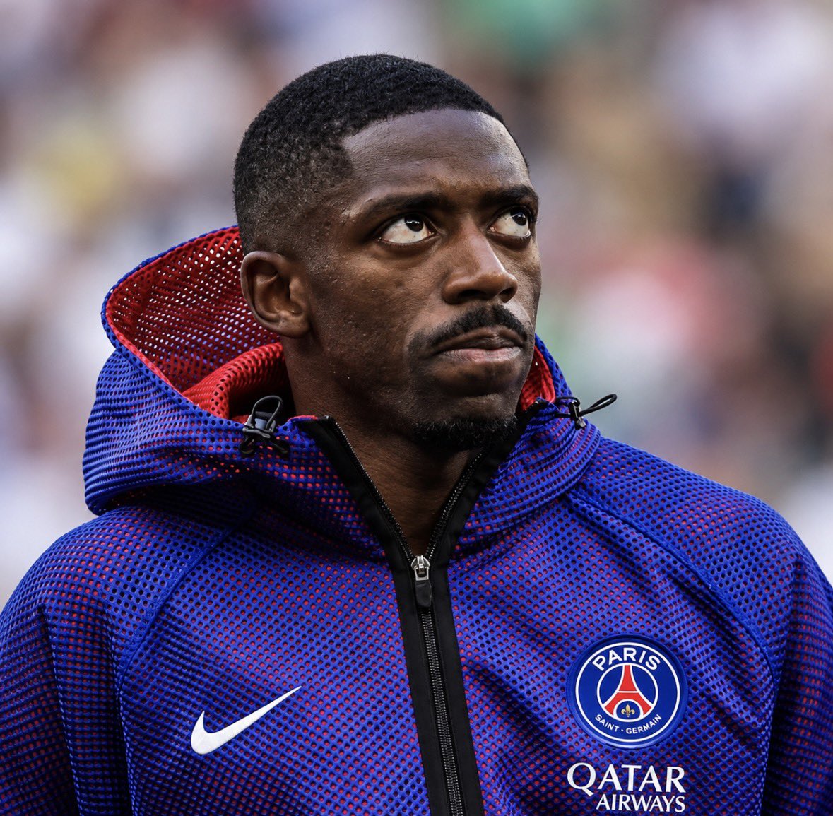 FrenchRapUS's tweet photo. 🚨 OUSMANE DÉMBÉLÉ A LÂCHÉ UN ÉNORME PIQUE À KYLIAN MBAPPÉ DANS LA COURSE AU BALLON D’OR ! 

▫️Il y a quelques jours, Mbappé expliquait avoir "toujours été vu comme l’élu pour remporter un Ballon d’Or avant lui", tout en ajoutant qu’il avait bien rattrapé son retard…

▫️Cette nuit, Dembélé lui a directement répondu : "J’ai jamais été l’élu, moi. Mais j’ai énormément bossé pour en arriver là. J’ai toujours été au fond de la classe, à travailler dur, en silence. Je n’ai jamais été l’élu !"

Le footballeur français n’a visiblement pas digéré les propos de Mbappé sur lui 😳