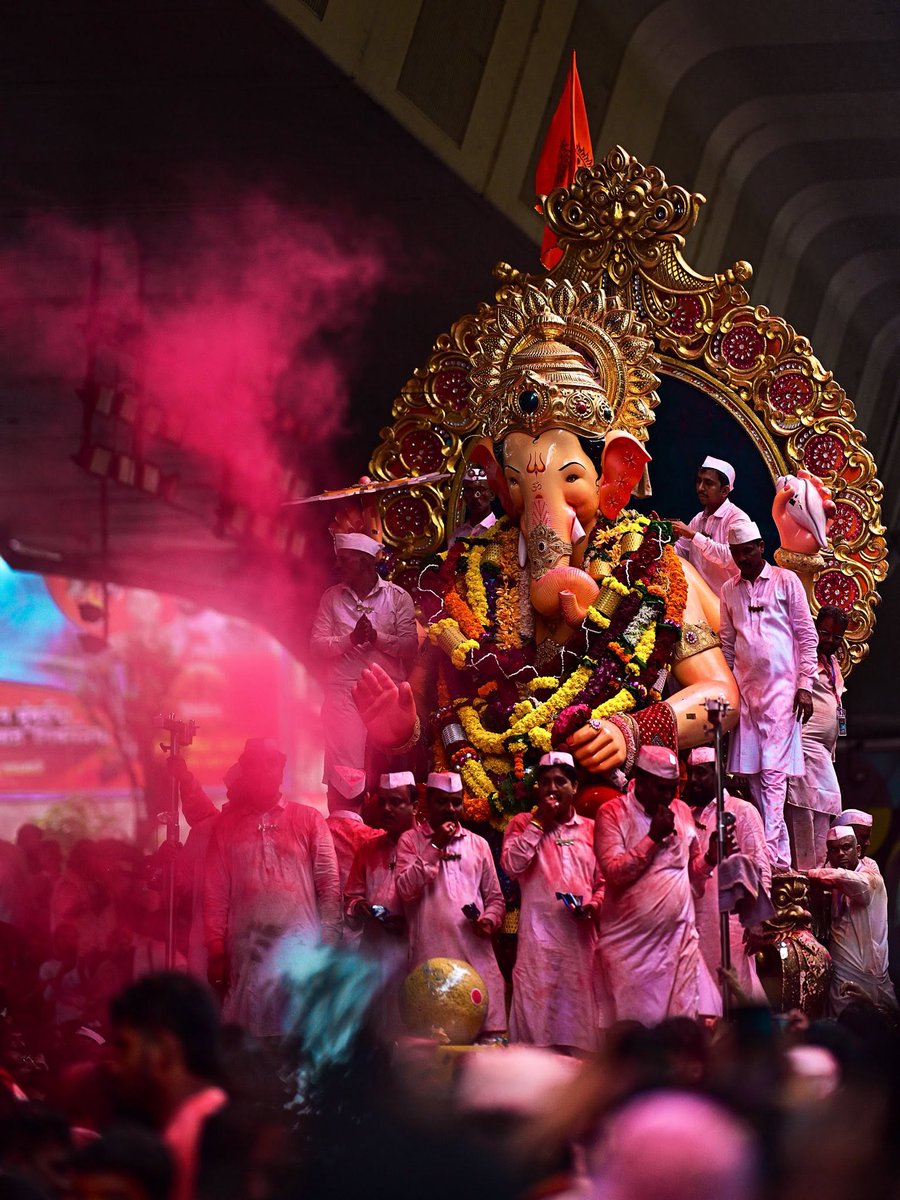 IamGKumarNaik's tweet photo. ನಾಡಿನ ಸಮಸ್ತ ಜನತೆಗೆ ಗೌರಿ-ಗಣೇಶ ಹಬ್ಬದ ಹಾರ್ದಿಕ ಶುಭಾಶಯಗಳು. ಪ್ರತಿಯೊಬ್ಬರ ಜೀವನದ ಎಲ್ಲ ವಿಘ್ನಗಳು ದೂರವಾಗಿ, ಆಯುಷ್ಯ-ಆರೋಗ್ಯ ಹಾಗೂ ನೆಮ್ಮದಿ ನೆಲೆಸಲಿ.
#GaneshChaturthi https://t.co/sJaDxgozIw