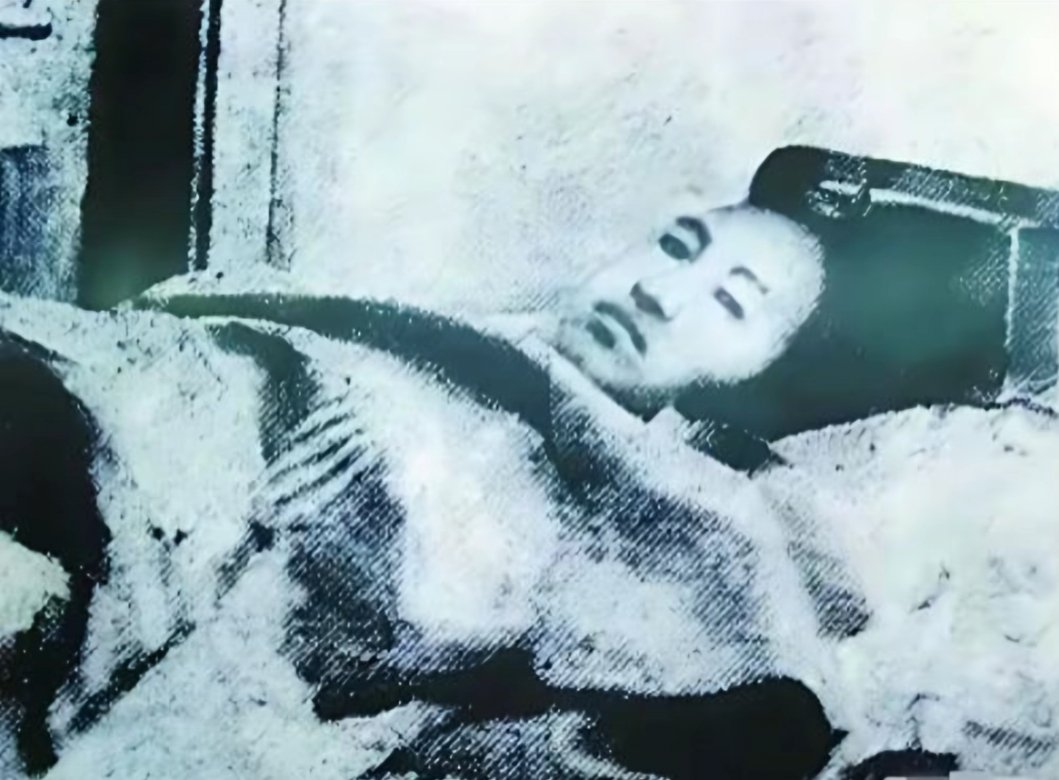 szygls's tweet photo. 受尽日军酷刑，赵一曼始终一字不吐，留给儿子的遗书看哭无数人！
 
狱中，敌人将掺了汽油的辣椒水灌入赵一曼体内，看着她的腹部一点点鼓起，再用棍棒猛压她的腹部，混合液体从口鼻喷涌而出。敌人狞笑着逼供，赵一曼蜷缩在血泊之中，始终沉默。
 
那不是简单的折磨，是日军为撬开抗联情报，施加在她身上的暴行。这群侵略者不会想到，眼前受尽摧残的女子，就是日伪报纸记载中“红枪白马”的赵一曼——东北抗日联军第三军二团政委，在珠河一带带领游击队奋勇杀敌，令日寇闻风丧胆。敌人悬赏活捉她，妄图从她口中挖出抗联的部署。
 
1935年11月，掩护部队突围时，赵一曼左腿被七九步枪子弹击穿，大腿骨碎裂，肉中留存24块碎骨，裤管被鲜血浸透，不幸被俘。负责审讯的战犯大野泰治在笔供中记录：赵一曼抬眼看向他的目光，令他不自觉后退两三步。浑身是血的女战士，震慑了双手沾满鲜血的特务。
 
审讯日夜不停。鞭子蘸盐抽打伤口，木棒击打断裂的腿骨，竹签刺入指甲。每当她疼到昏死，敌人就用冷水将她泼醒，继续拷问。面对威逼，赵一曼坚定地回答：“我的目的，我的主义，我的信念，就是反满抗日。”
 
因为伤势危重，敌人担心她死在狱中，得不到任何情报，将她送往哈尔滨市立医院监视治疗。住院期间，赵一曼以信念打动看守董宪勋与护士韩勇义。1936年6月28日夜，二人冒险帮助赵一曼出逃。仅仅两天后，她再次被捕。
 
二次被捕之后，日军变本加厉施加酷刑，灌辣椒水、烙铁烫、电刑轮番上阵。赵一曼依旧没有吐露半句组织秘密。大野泰治在报告中写下：此人已无利用价值，可以处决。
 
1936年8月2日，赵一曼被押上前往珠河的火车。她自知这是最后一程，向看守索要纸笔，写下留给儿子宁儿的遗书：“母亲不用千言万语来教育你，就用实行来教育你。在你长大成人之后，希望你不要忘记你的母亲是为国而牺牲的！”
 
列车抵达珠河。她被押上游街的马车，一路高唱革命歌曲。刑场上，她高呼：“打倒日本帝国主义！”“中国共产党万岁！”枪声响起，赵一曼壮烈牺牲，年仅31岁。
 
二十一年后，宁儿（陈掖贤）终于知晓，赵一曼就是自己的母亲。他前往东北烈士纪念馆，亲手抄录母亲的遗书，用钢针蘸墨，在手臂刺下“赵一曼”三个字，终身留存。
 
2025年7月8日，纪念抗战胜利80周年主题展上，中央档案馆保存的赵一曼相关档案首次公开。1525张历史照片、3237件文物，完整还原赵一曼从被捕到就义的全过程。泛黄纸页记录下，这位民族英雄，用血肉之躯守住了所有秘密。
 
有人问：这样牺牲，值得吗？赵一曼没有思考过这个问题。她只明白，有些东西重于生命。民族的尊严、革命者的信仰，还有一位母亲留给孩子最厚重的教诲——以身践行，何为中国人。