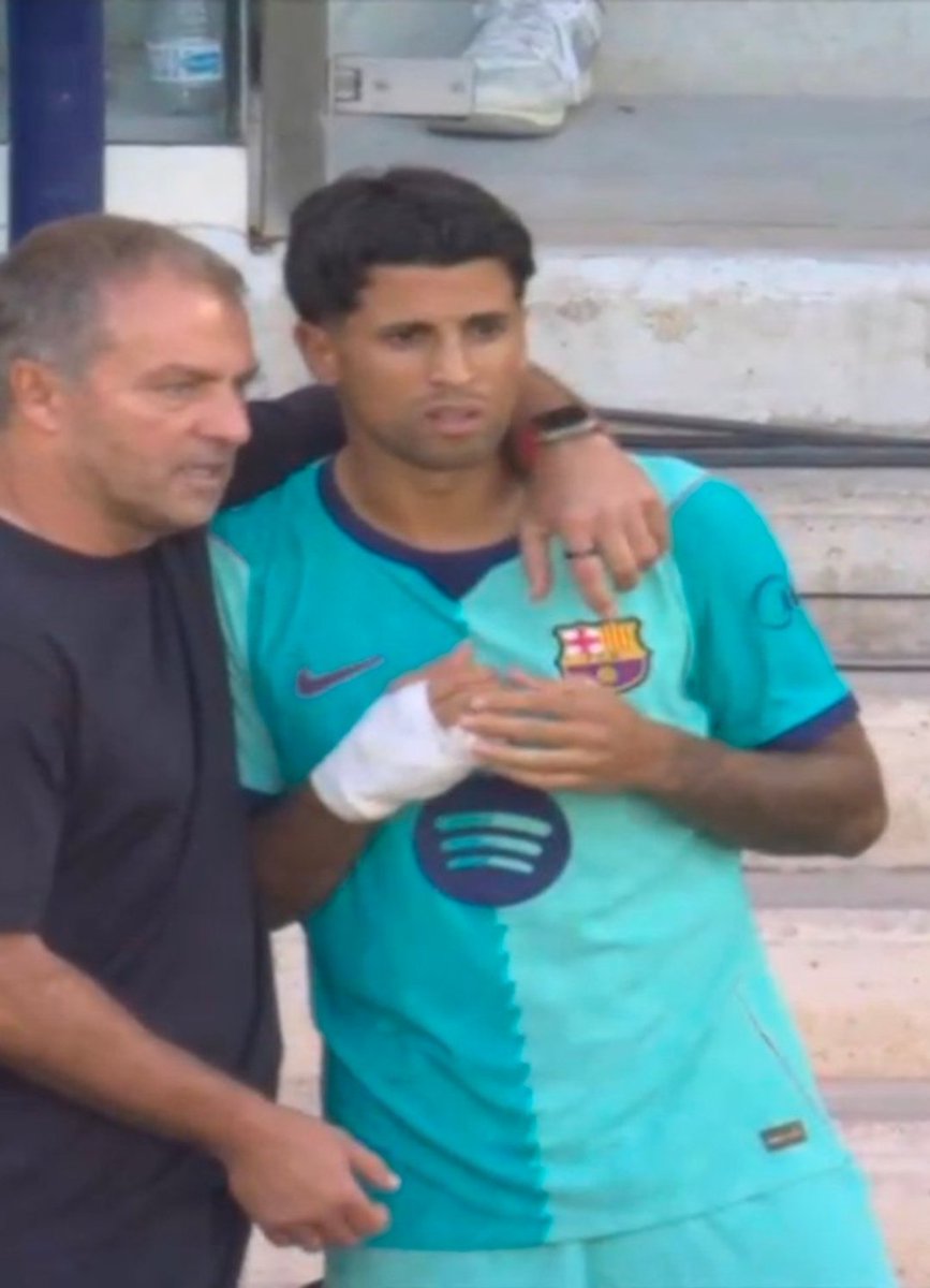 Lavozgalactica's tweet photo. Ahora Joao Cancelo lleva venda, alguno sabe por qué todos los jugadores del Barça tienen la mano rota? https://t.co/iHd1KlndFP