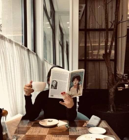EticaMedia's tweet photo. „Eine Frau, deren Stimmung durch ein Buch, ein Gedicht, ein Lied oder eine Tasse Kaffee verbessert wird, wird von niemandem besiegt;
selbst das Leben gewinnt mit ihr.“

❤️

- Khalil Gibran -

Bücher mit Mut, Herz und Haltung: 
📚 https://t.co/lS5WoHvzIS https://t.co/JdEinSRsMJ