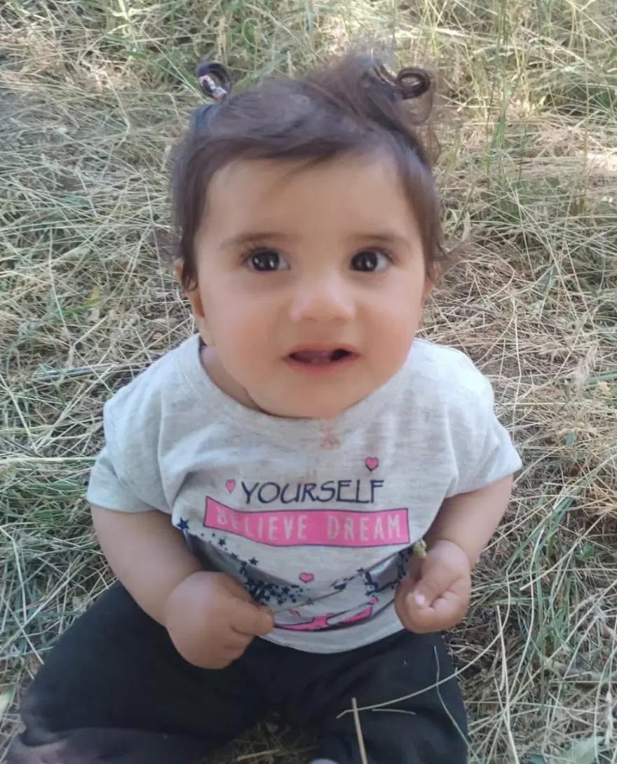 yucelceylancom's tweet photo. Sivas’ın Divriği ilçesinde 4 gündür kayıp olan 11 aylık Büşra Balıkçı soruşturmasında anne Elif Balıkçı,bebeğin para karşılığı satıldığını itiraf ederken,baba Yusuf Balıkçı ise suçlamaları reddedip kayıp iddiasında ısrar etti.Soruşturma kapsamında,olay günü yaylada hayvanlara aşı yapan bir veteriner hekimin de bulunduğu 6 kişi gözaltına alındı.
#Büşrabebek
@ucimorgtr @SaadetOzkanEfe