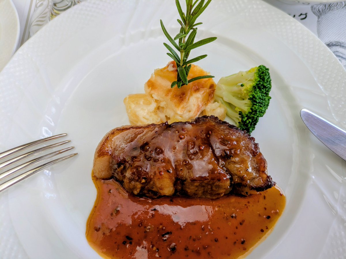 sora_1956's tweet photo. 「河口湖 音楽と森の美術館」でのランチ。私は定番のハンバーグ！けっこう大きく こってりしたキノコのソースで食べ応えあり。
美味しかった昼下がり。🤗 https://t.co/wGiIQZxTfX