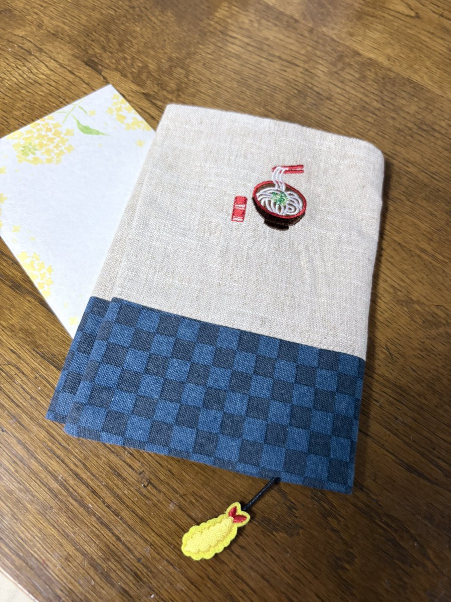 tekutekuyukou's tweet photo. 友から届いた天ぷらそば(ブックカバー）が嬉しくて、早速読書の秋( *´︶`*)📖 https://t.co/OunbqK61qW
