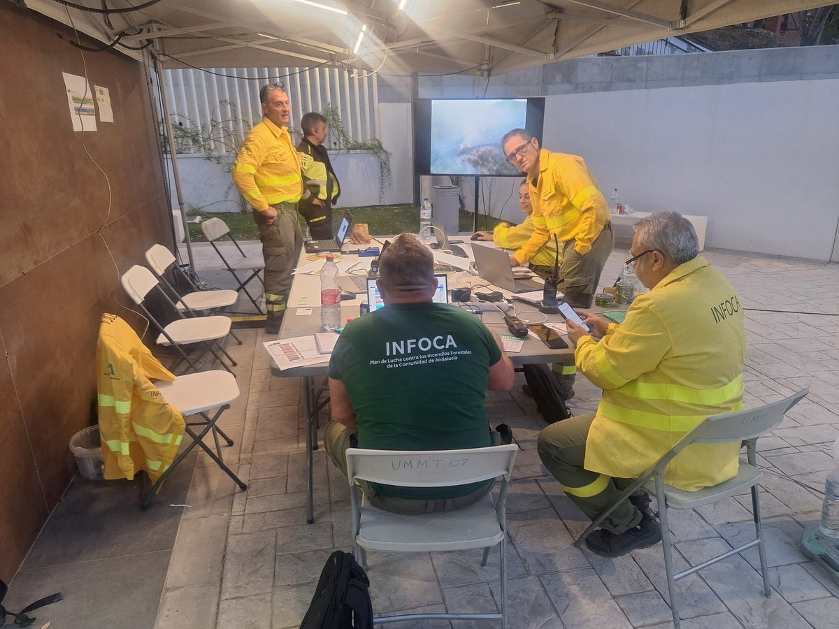 Plan_INFOCA's tweet photo. 🔴 ACTUALIZAMOS #IFBenahavís | ACTIVO.
MEDIOS AHORA:
🚁 3 semipesados, 1 mando
🛩️ 2 anfibios ligeros, 1 coordinación
👩🚒8 grupos bomberos forestales, 3 #BRICA, 3 #TOP, 1 #TEX, 2 #AAMM, 1 #EMIF, 1 director #COP
📡 1 #MOT, 1 #UMMT
🩺 1 #UMIF
🚒 6 autobombas
🚜 2 bulldócer https://t.co/6XcjLbvtdz