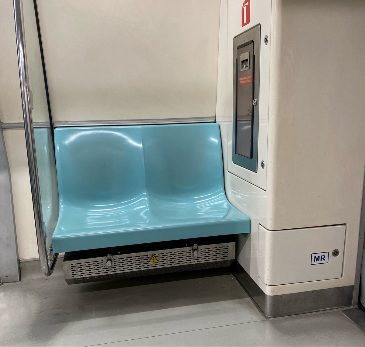 eren_soslu's tweet photo. Az önce burda bi kadın oturuyodu SAÇINI diş ipi olarak kullandı baya tuttu dişinin arasına soktu çıkardı sonra eliyle sildi hafiften https://t.co/4U5Y6kTMQ9