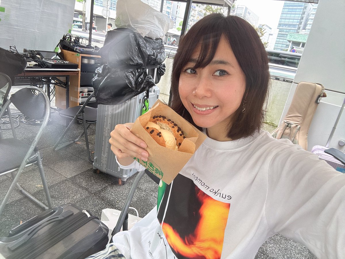 harupii_piano's tweet photo. ロンTがかっこいいと好評で嬉しい✴︎
わたしも普段から着てます🙌
@yu__osawa のセンス100%写真を3箇所別々の部分から組み合わせてデザインされているんです！

めろんぱんあいす https://t.co/2UeVOj70sL