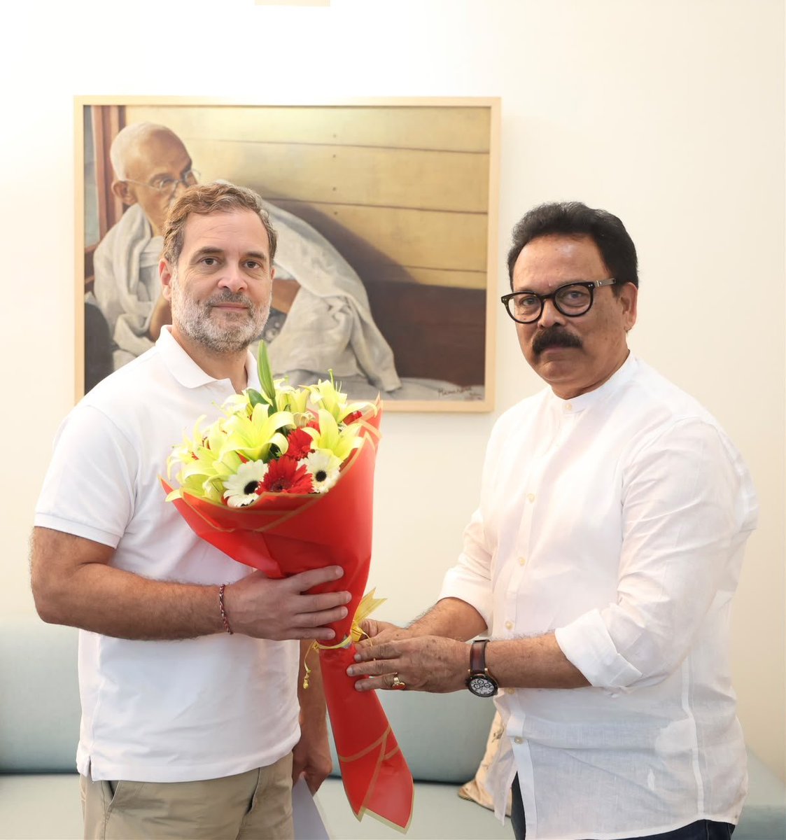 sukhdeobhagat's tweet photo. आज नेता प्रतिपक्ष आदरणीय श्री @RahulGandhi जी से आत्मीय मुलाकात की और छत्तीसगढ़ का दायित्व सौंपने के लिए उनका आभार व्यक्त किया।

यह जिम्मेदारी मेरे लिए सम्मान के साथ-साथ संगठन के प्रति एक बड़ी जवाबदेही भी है। मुझे पूरा विश्वास है कि कांग्रेस के समर्पित कार्यकर्ताओं की मेहनत, मजबूत संगठन और जनता के विश्वास के बल पर हम मिलकर छत्तीसगढ़ में कांग्रेस की सत्ता में वापसी का संकल्प पूरा करेंगे।

"छत्तीसगढ़िया सबले बढ़िया"

@kharge @kcvenugopalmp
@priyankagandhi 
@bhupeshbaghel @DeepakBaijINC
@TS_SinghDeo
@DrCharandas @INCChhattisgarh