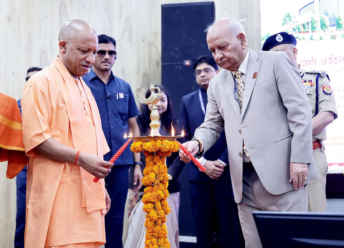 myogiadityanath's tweet photo. शासन में जितनी अधिक शुचिता, पारदर्शिता और ईमानदारी होगी, उतने प्रभावी ढंग से हम सुशासन के लक्ष्यों को प्राप्त कर सकेंगे।

भ्रष्टाचार संबंधी शिकायतों पर स्वतंत्र, निष्पक्ष एवं विधि-सम्मत अन्वेषण के लिए समर्पित लोक आयुक्त संगठन, उत्तर प्रदेश के 50वें स्थापना दिवस के अवसर पर आज लखनऊ में आयोजित समारोह में सम्मिलित हुआ।

इस अवसर पर लोक आयुक्त प्रशासन की स्मारिका एवं सूचना पुस्तिका का विमोचन भी किया।

लोक आयुक्त संगठन की 50 वर्षों की गौरवशाली यात्रा के लिए संगठन के सभी प्राधिकारियों, विधि अधिकारियों एवं युवा विधि छात्रों को हार्दिक बधाई एवं मंगलमय शुभकामनाएं।